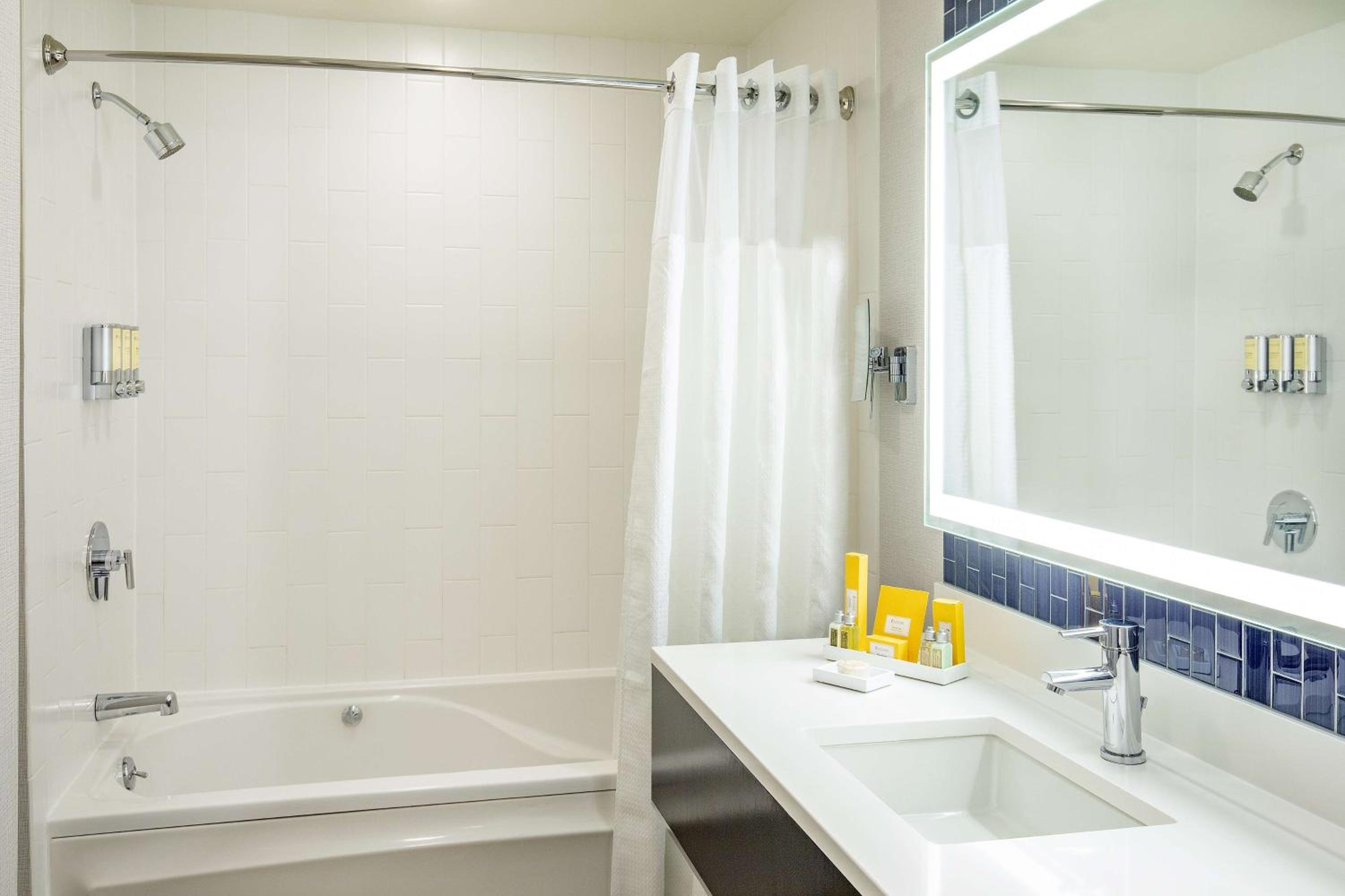 Executive Suite - King - River View - West Tower - Photo 3