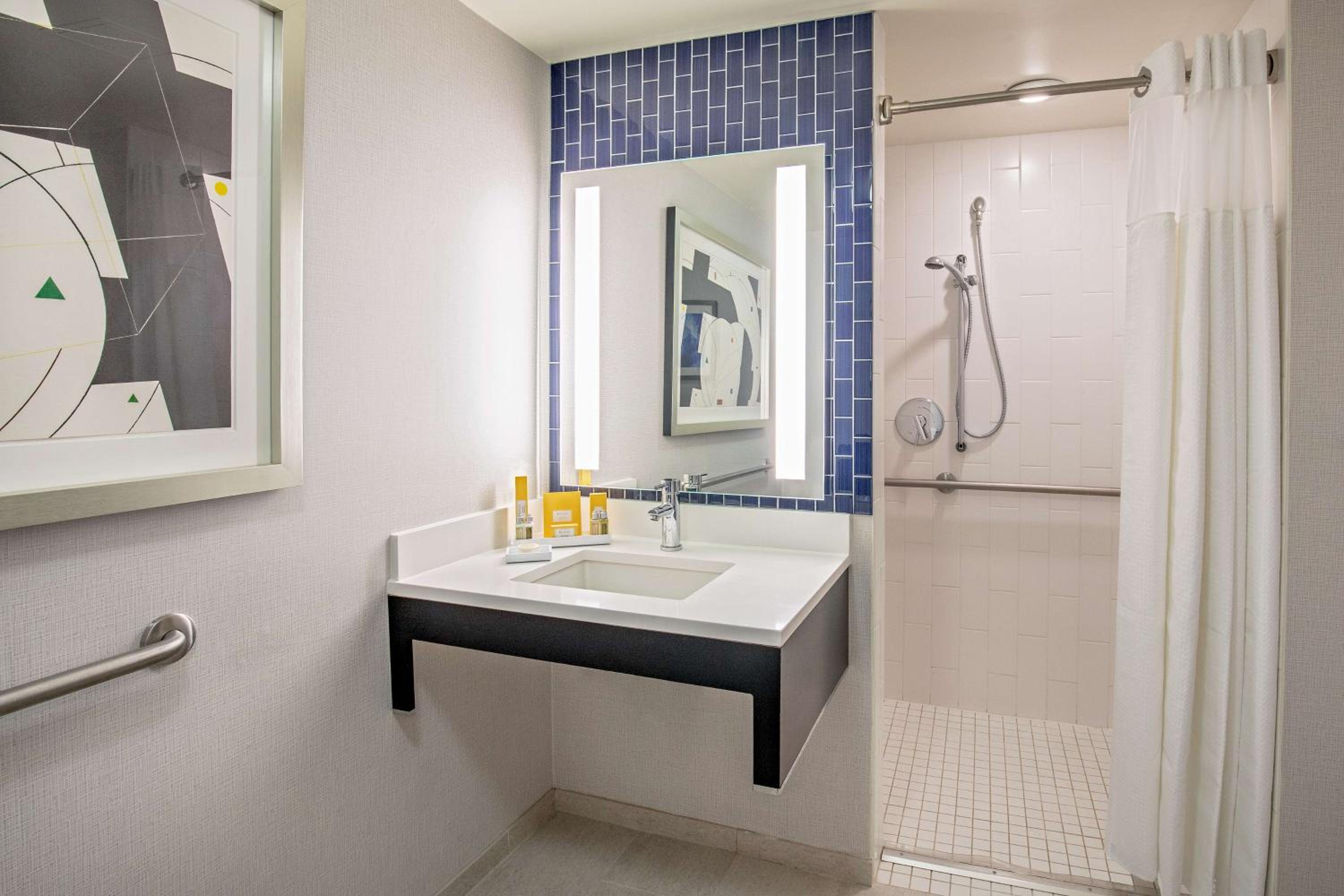 One Bedroom Suite - King - Accessible - River View - West Tower - Photo 8