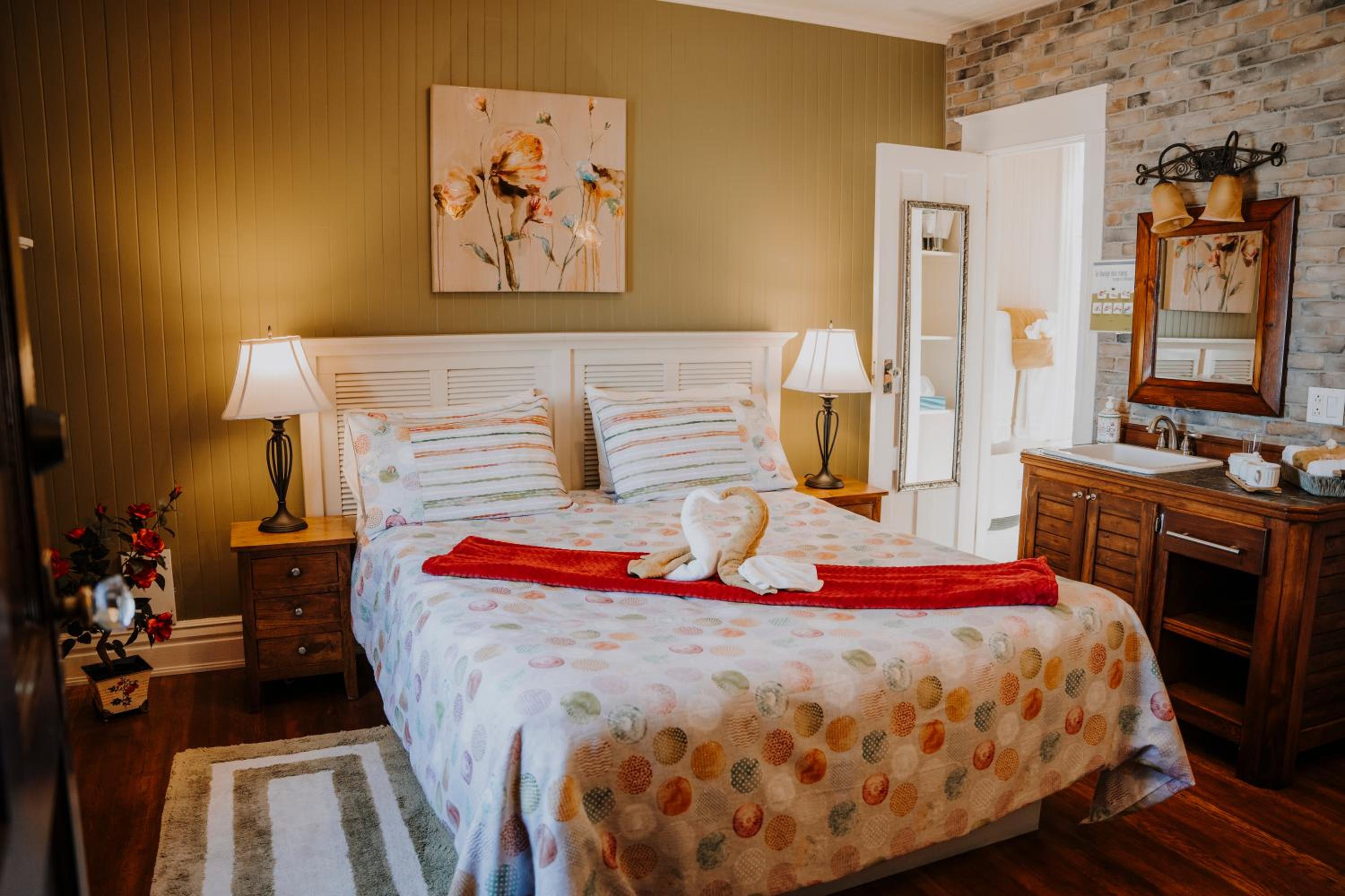 Queen Room with Private Bathroom - Coquelicot