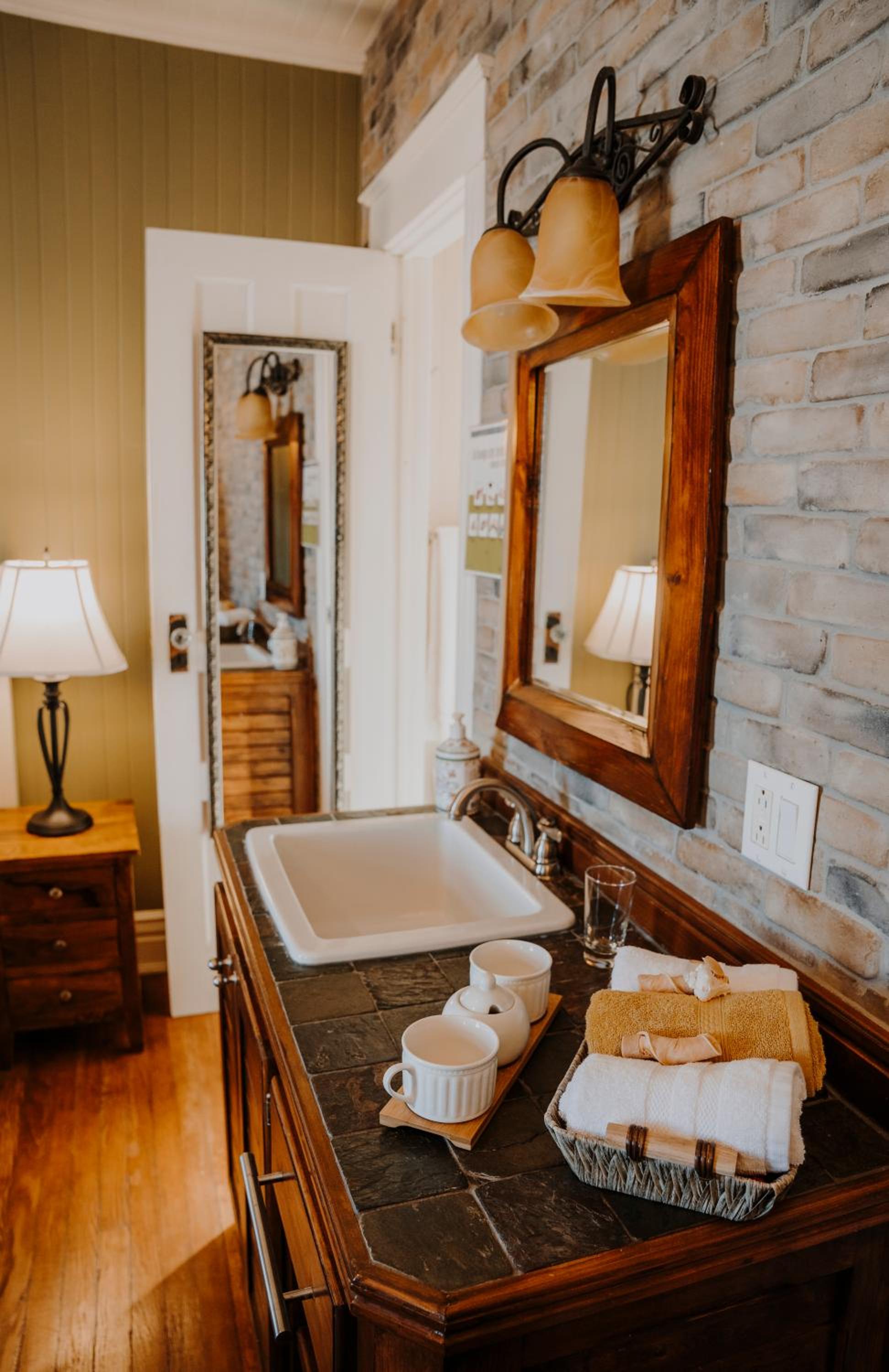 Queen Room with Private Bathroom - Coquelicot photo 2