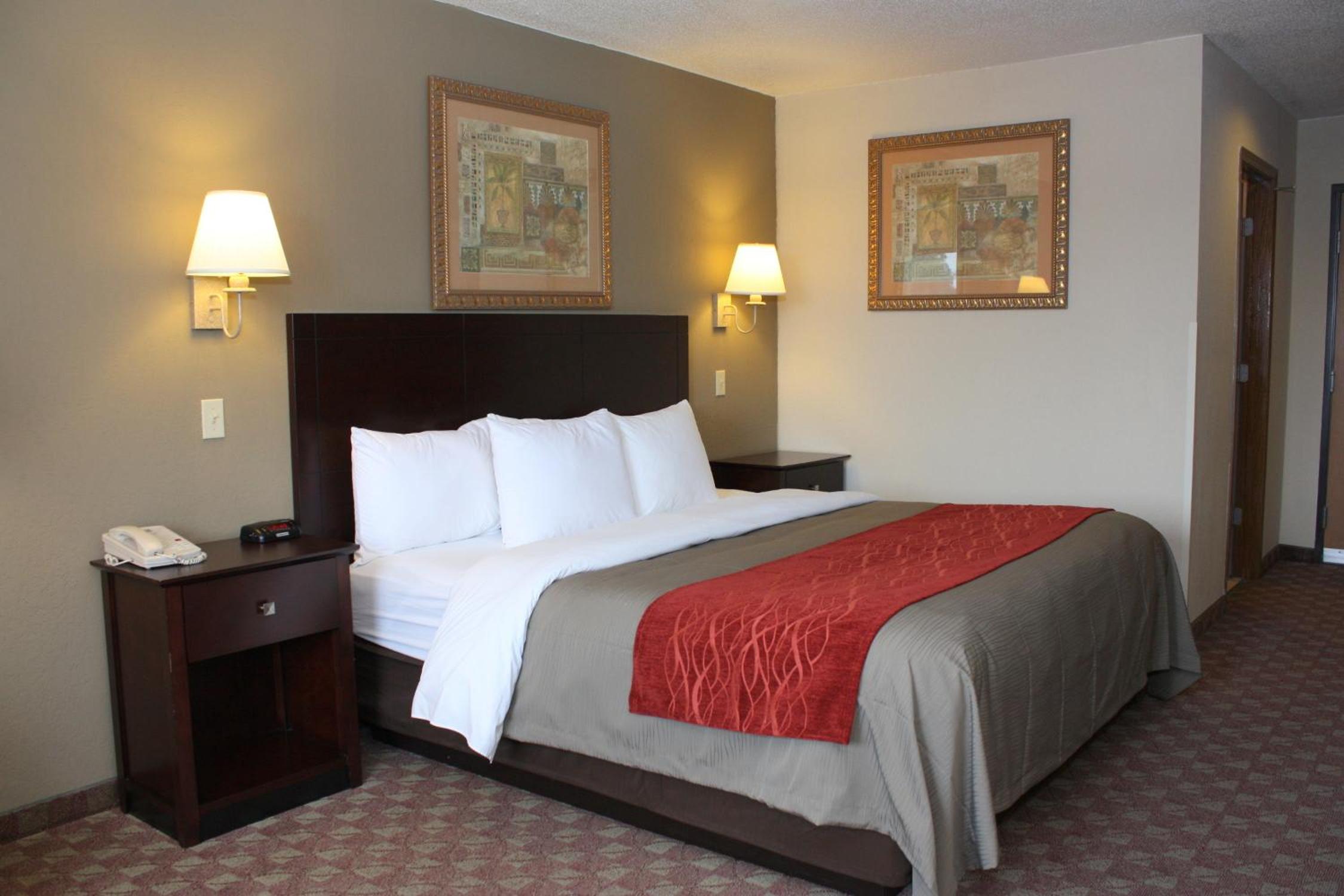 King Room - Non-Smoking - Photo 2