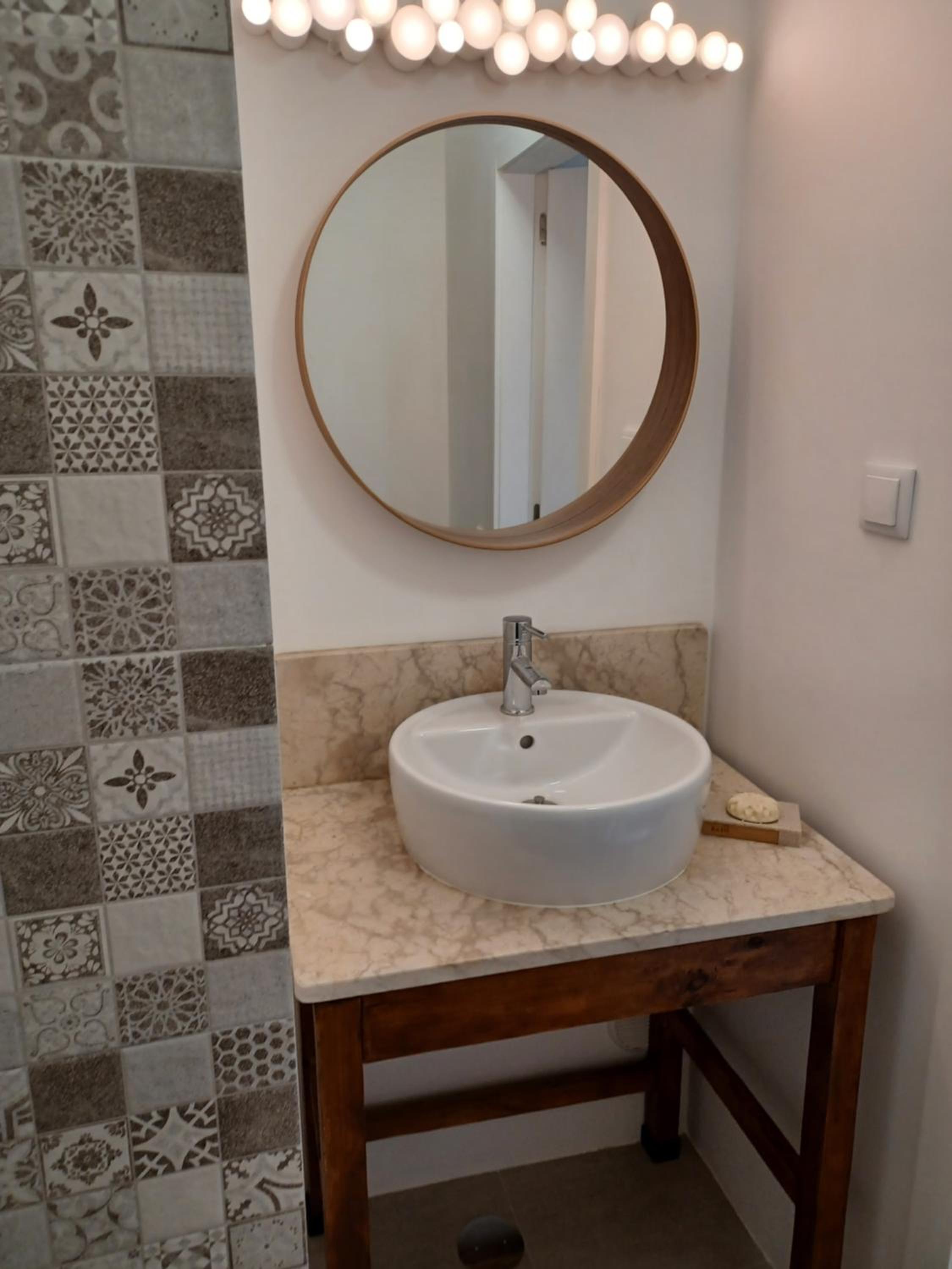Double Room with Private Bathroom - Photo 2