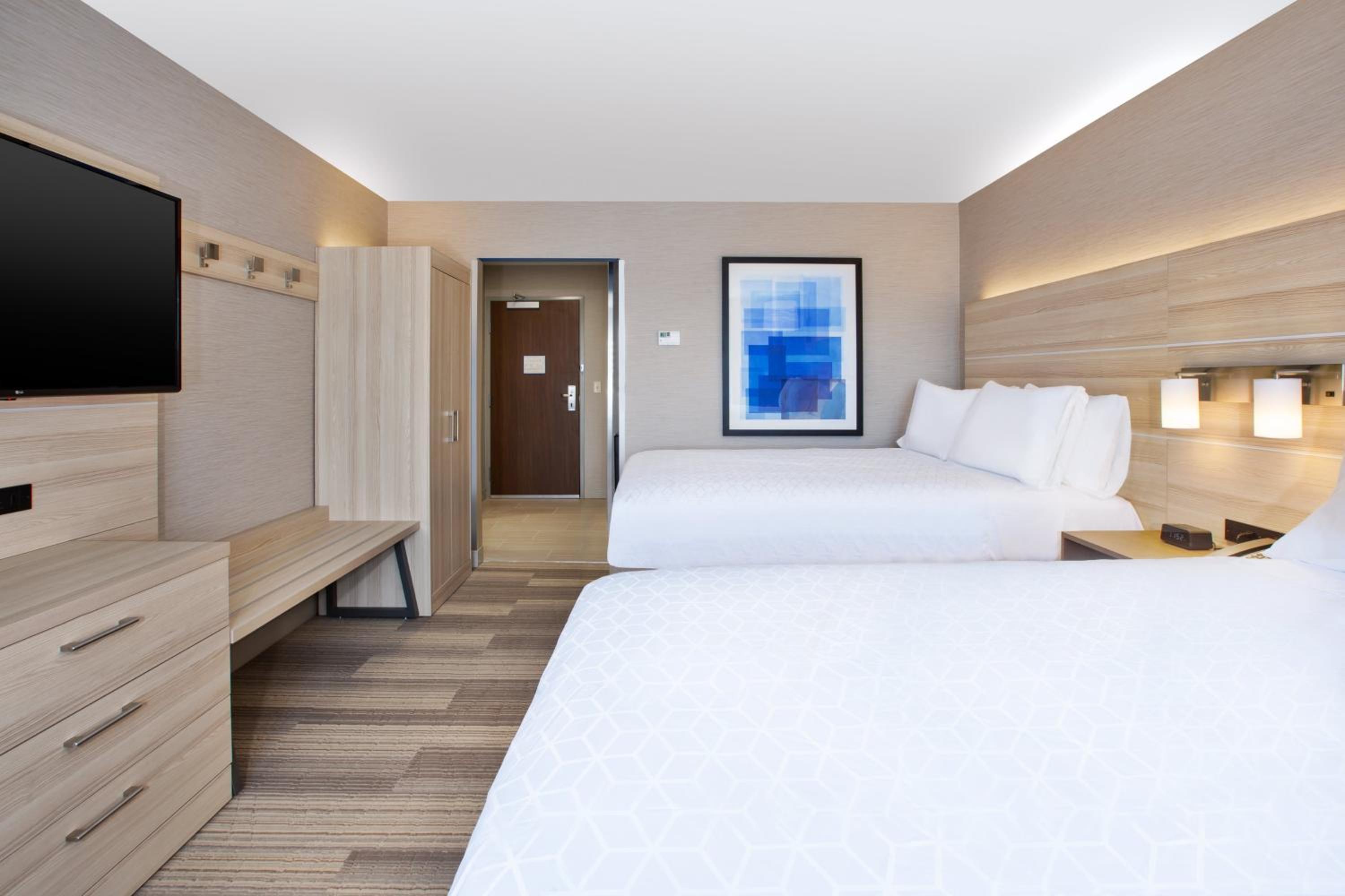 Standard Queen Room with Two Queen Beds - Photo 5