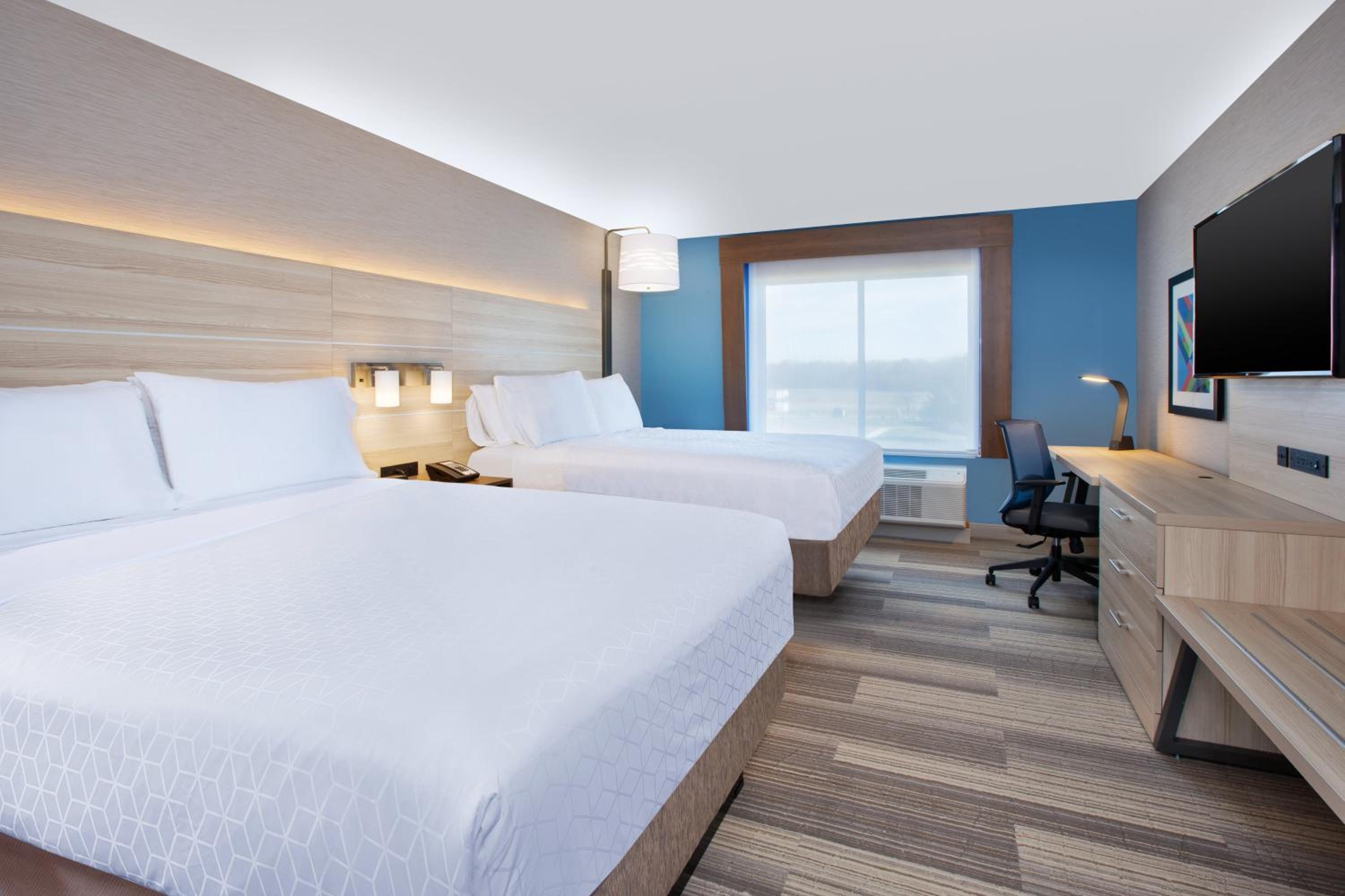 Standard Queen Room with Two Queen Beds - Photo 4