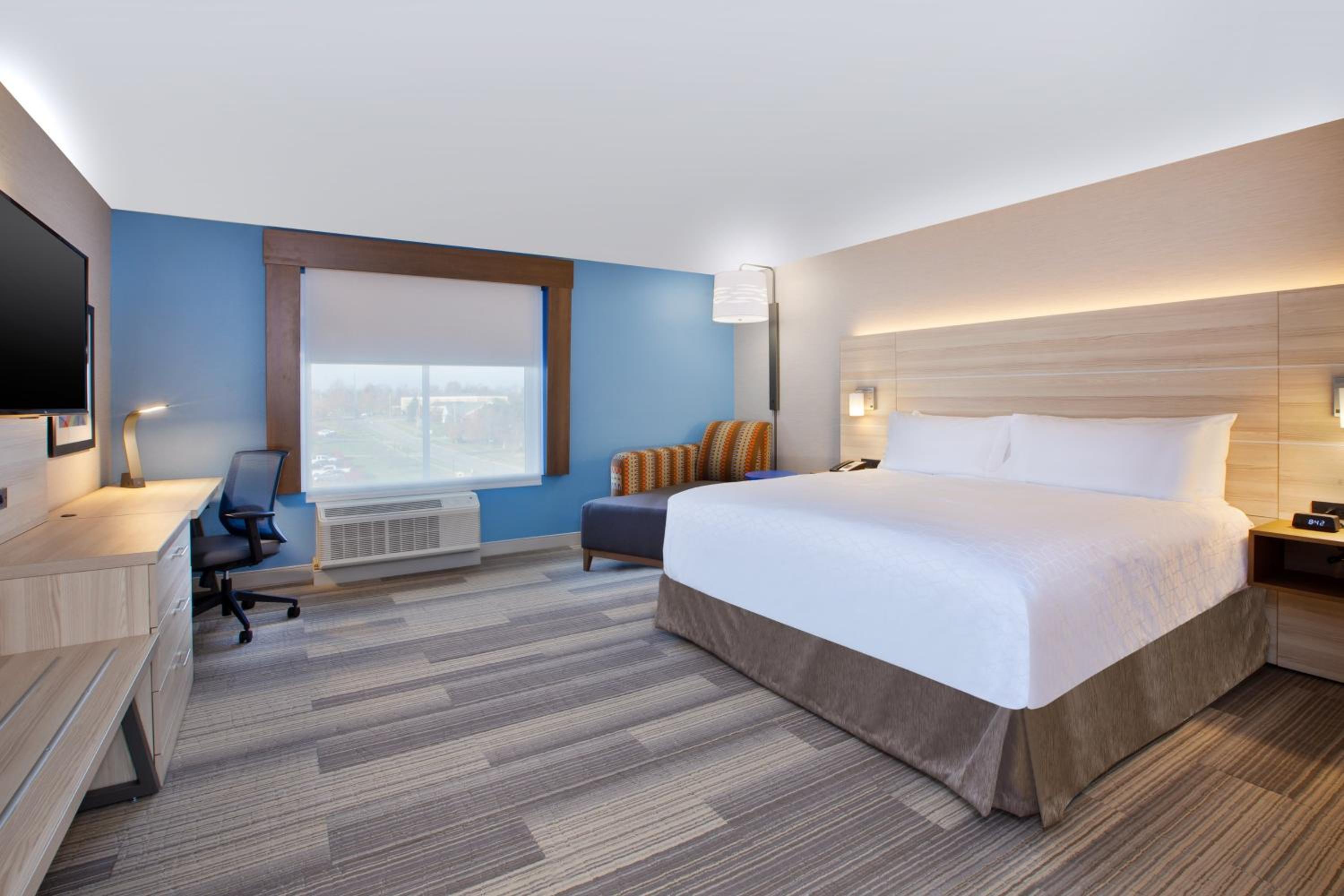 Standard King Room - Photo 5