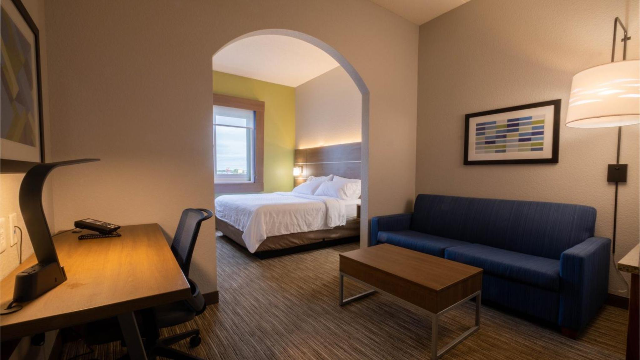 Standard King Room with Sofa Bed - Photo 3