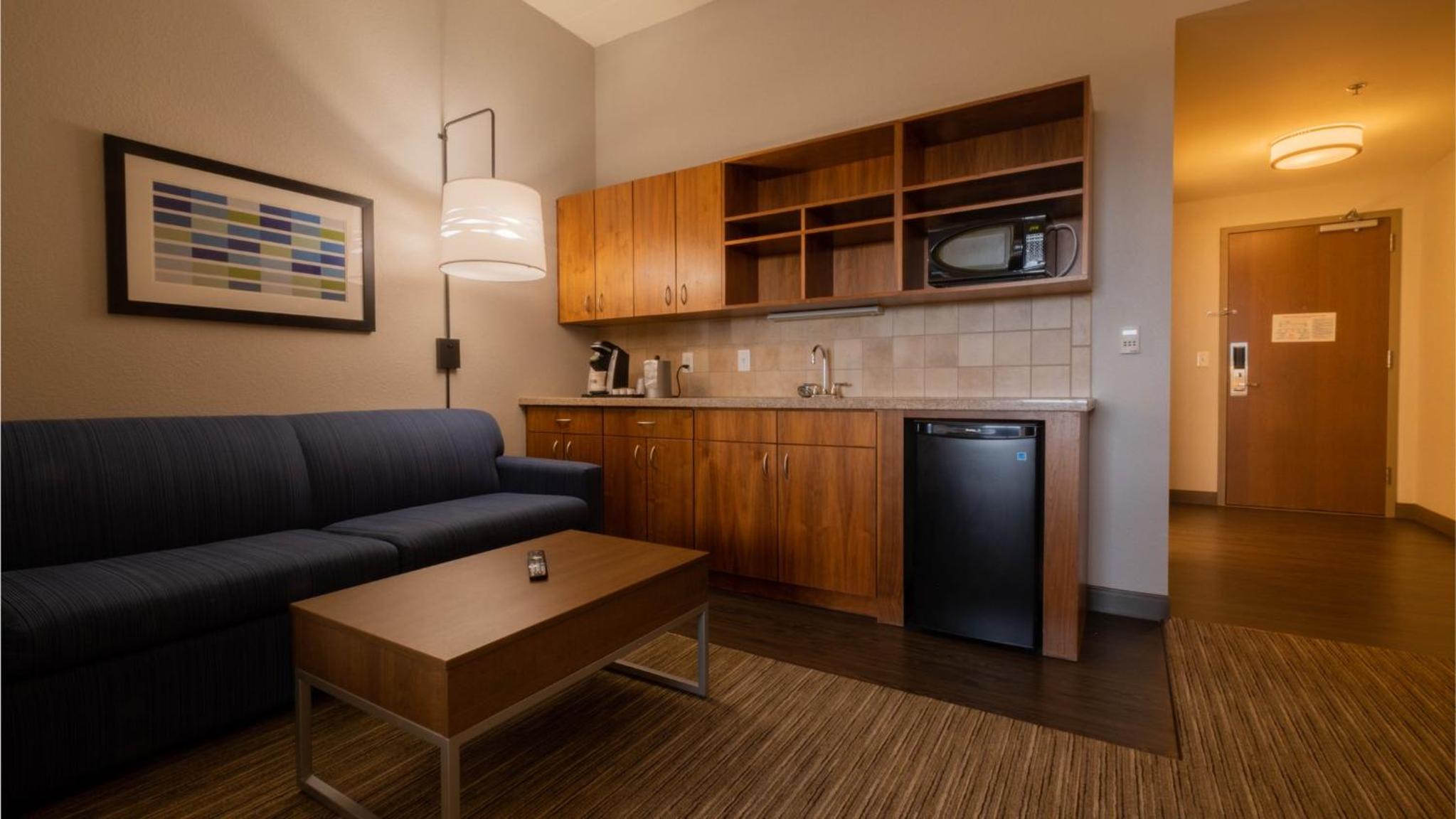 Queen Suite with Two Queen Beds and Sofa Bed - Photo 2