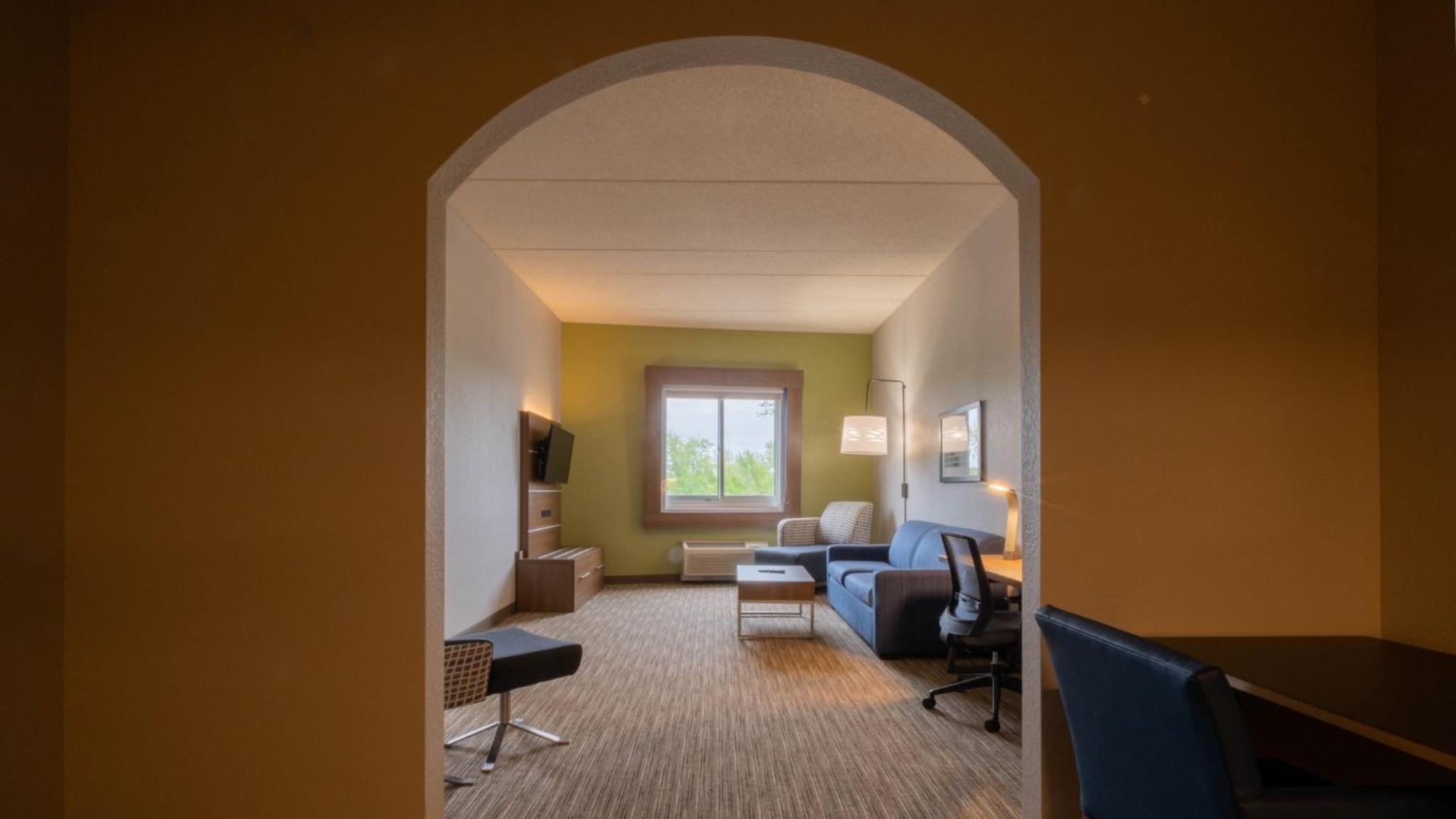 One-Bedroom Suite - Photo 2