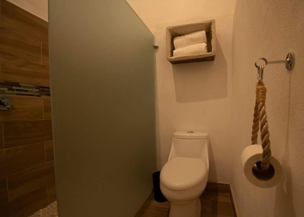 Standard King Room - Photo 8