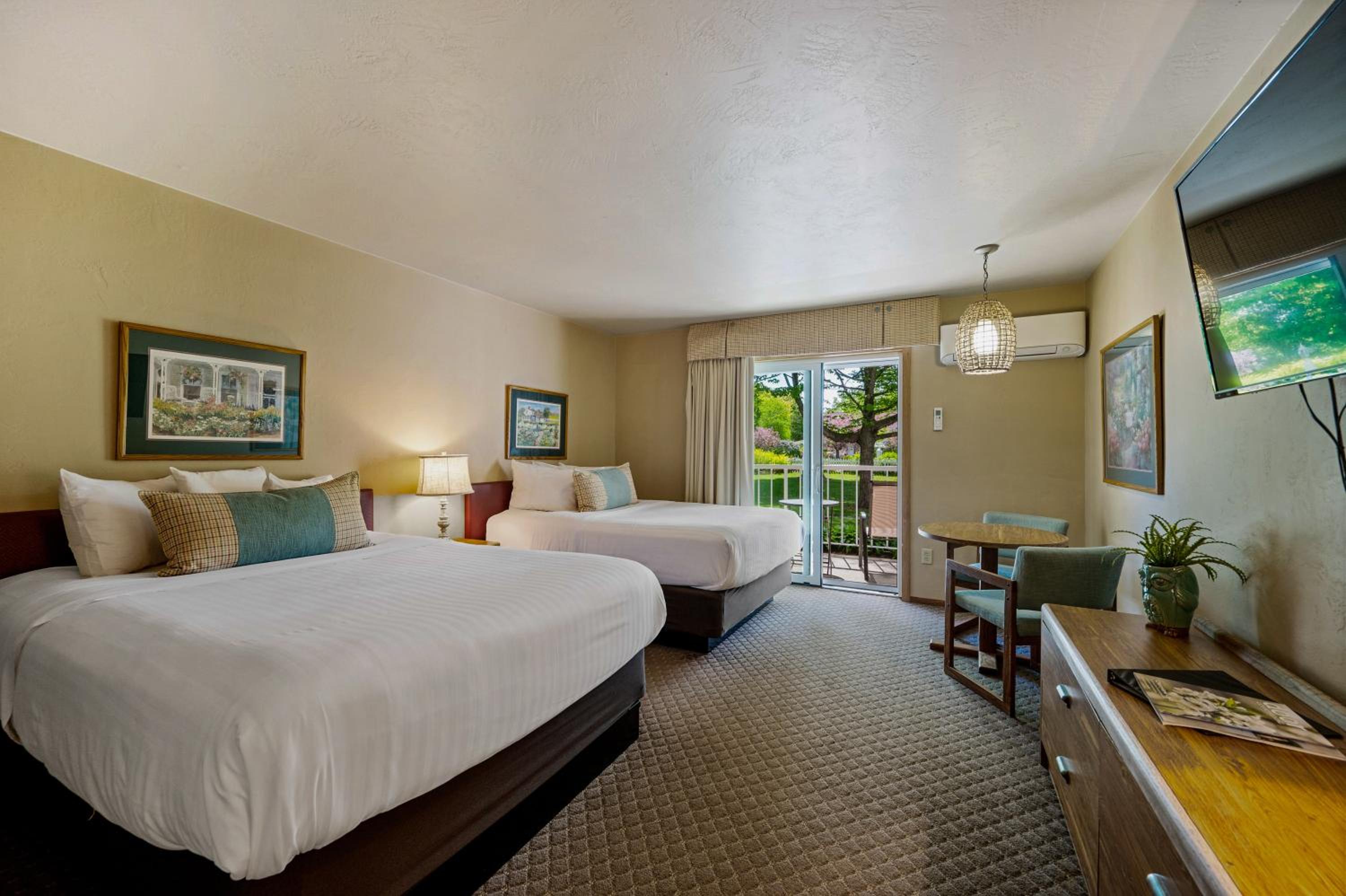 Queen Room with Two Queen Beds - Non-Smoking photo 1