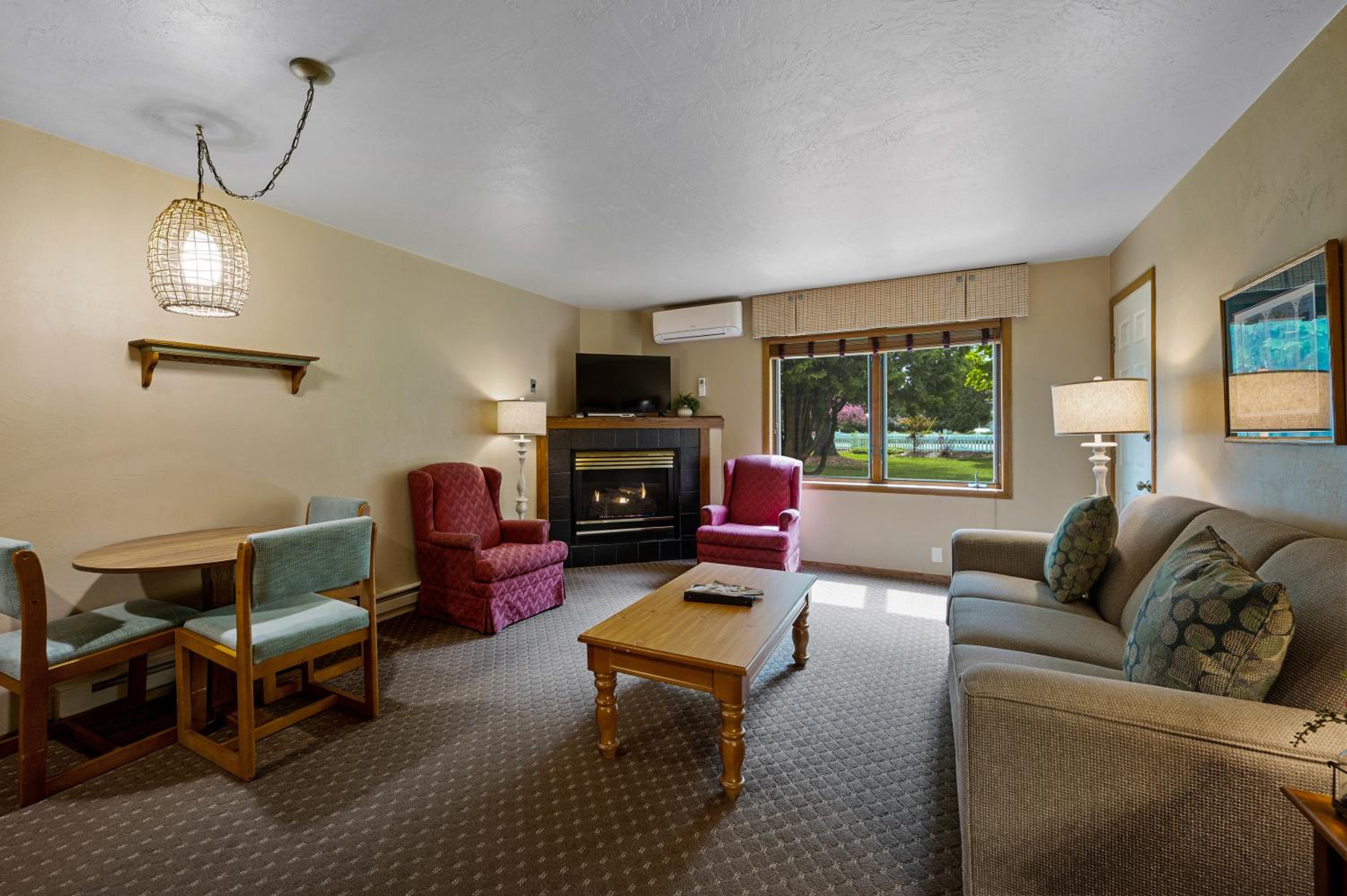 Queen Suite - Non-Smoking photo 1