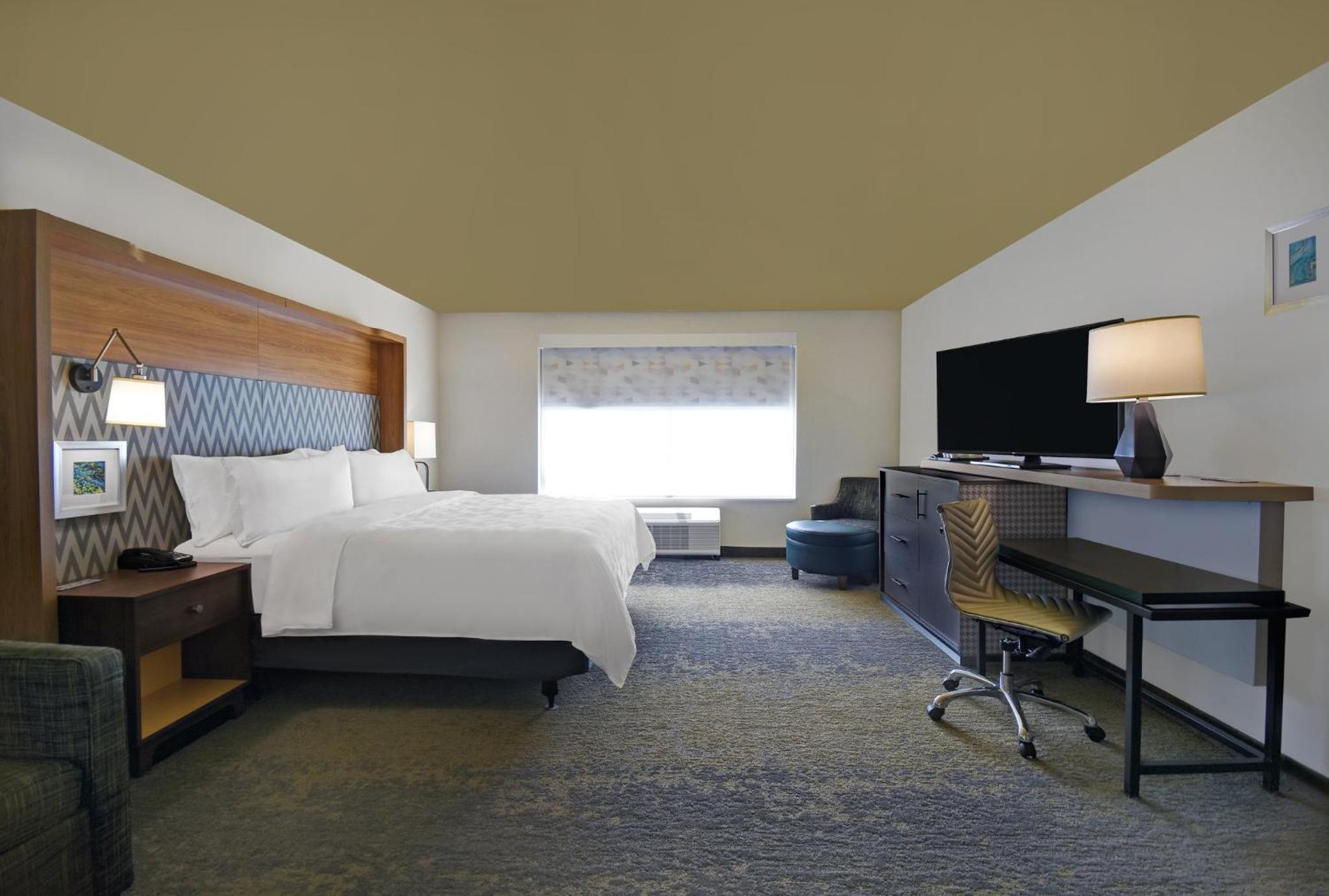 Standard King Room with Mobility Accessible Roll-In Shower - Photo 2