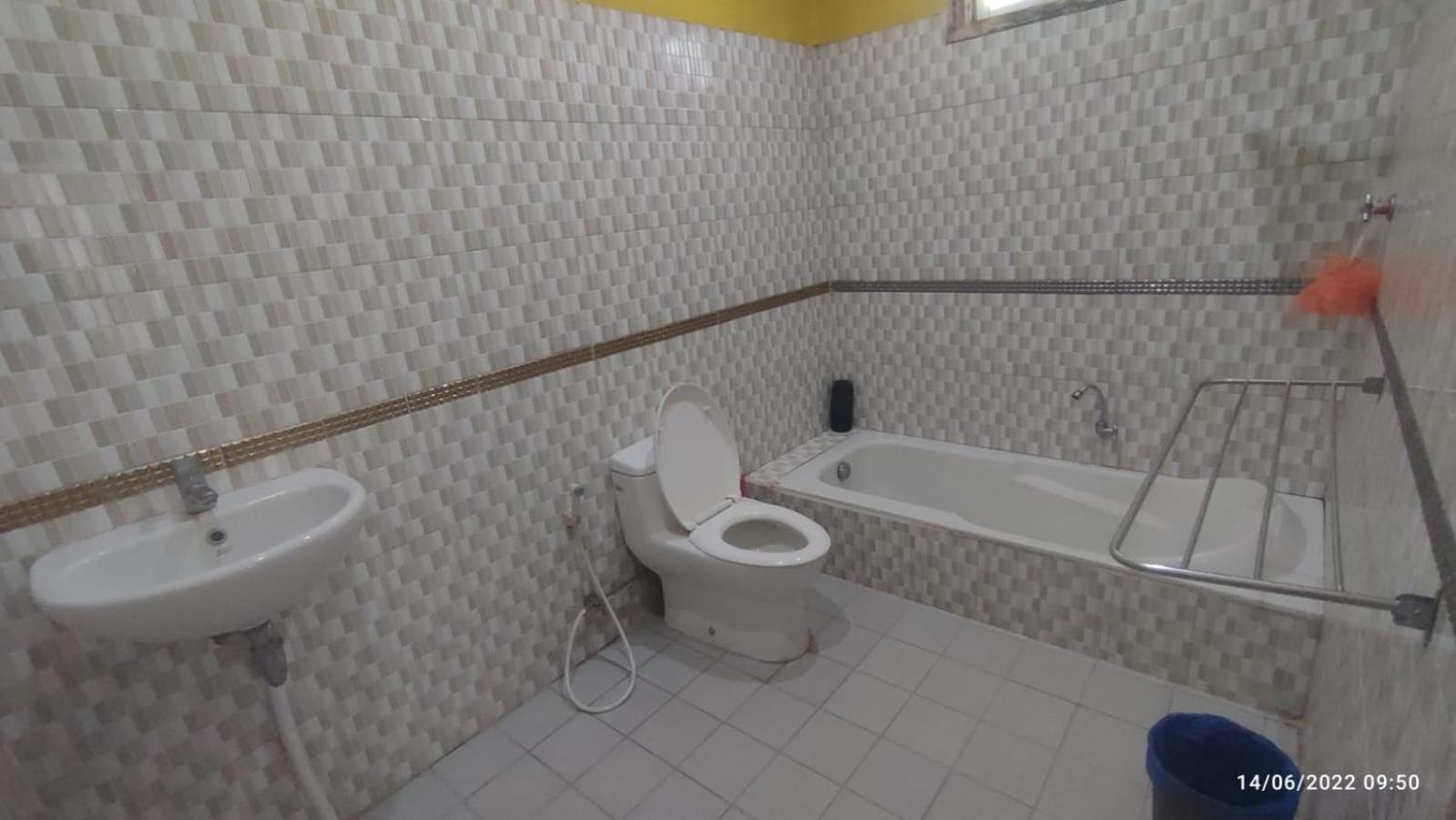 Deluxe Double Room with Bath - Photo 11