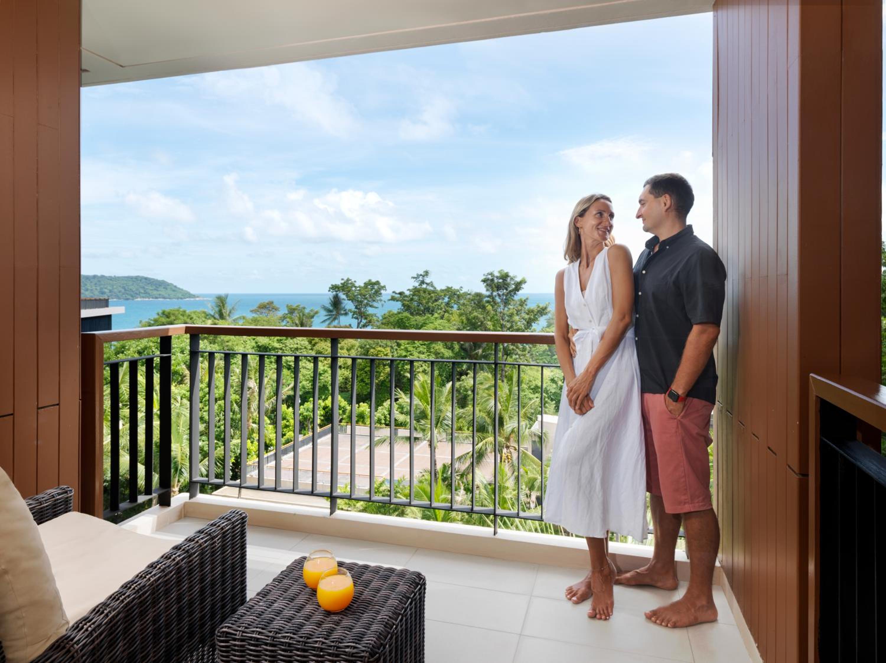 Deluxe King Room with Balcony and Sea View - Photo 4