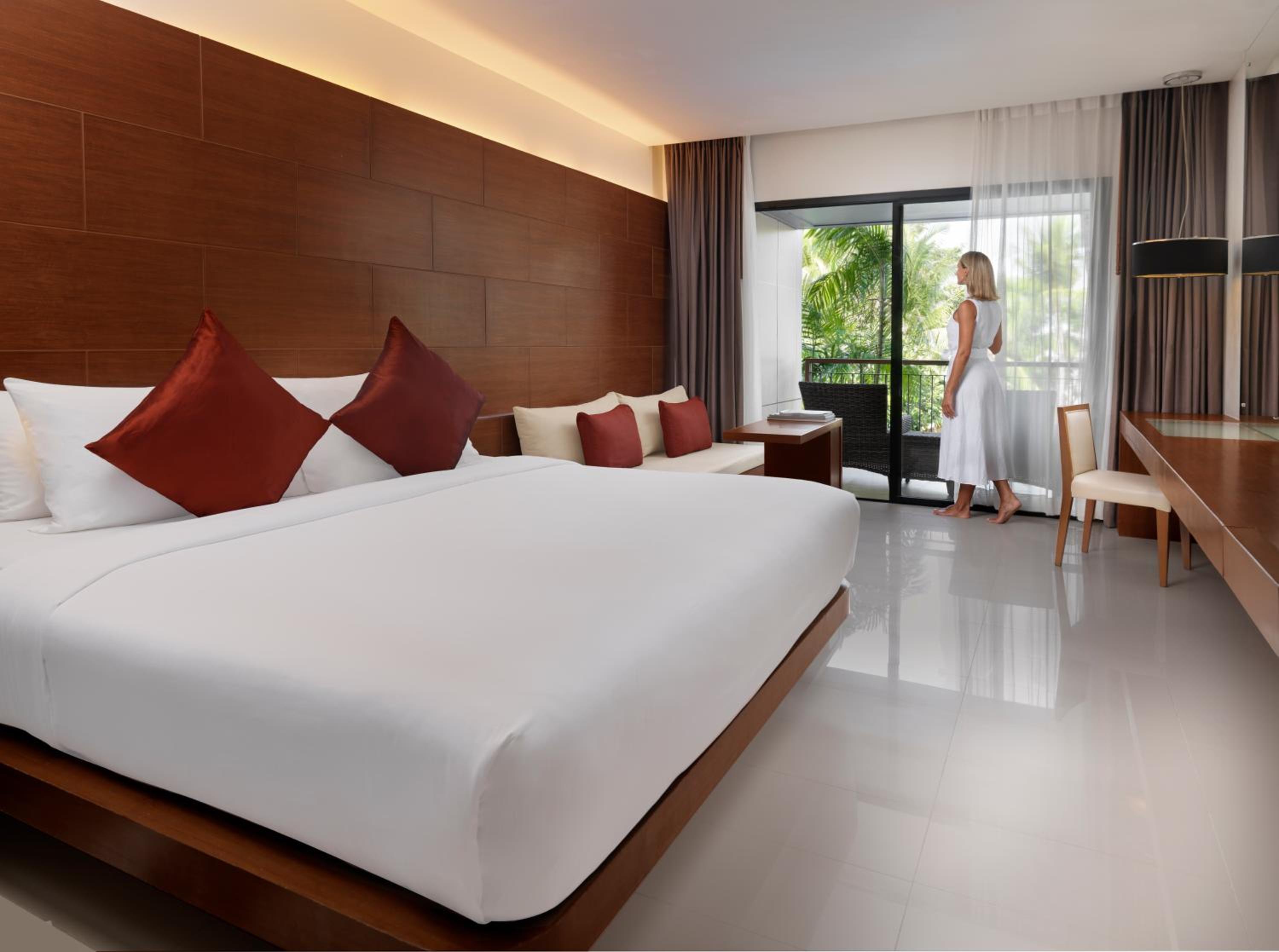 Superior King Room with Pool View and Balcony - Photo 6