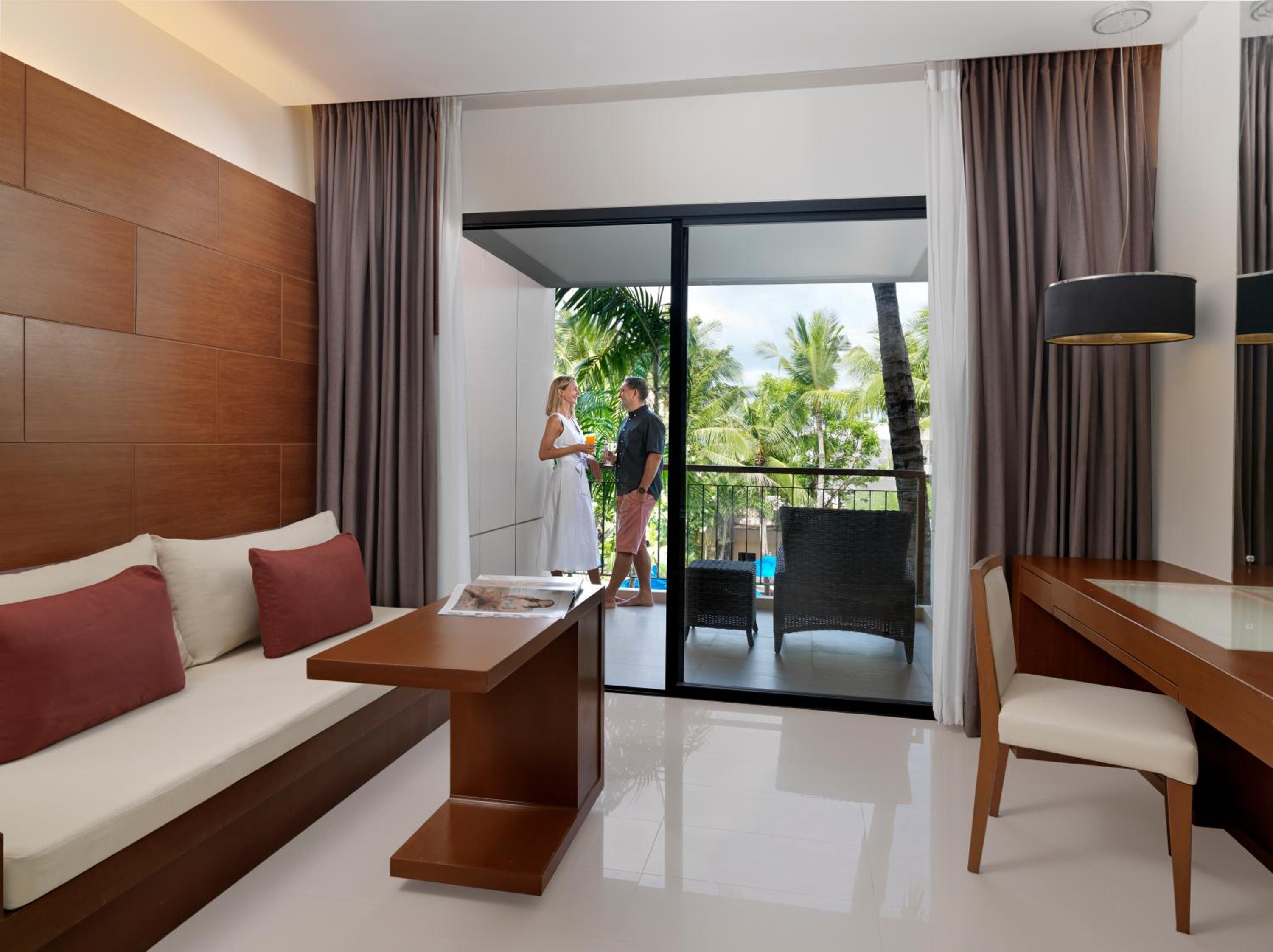 Superior King Room with Pool View and Balcony - Photo 4