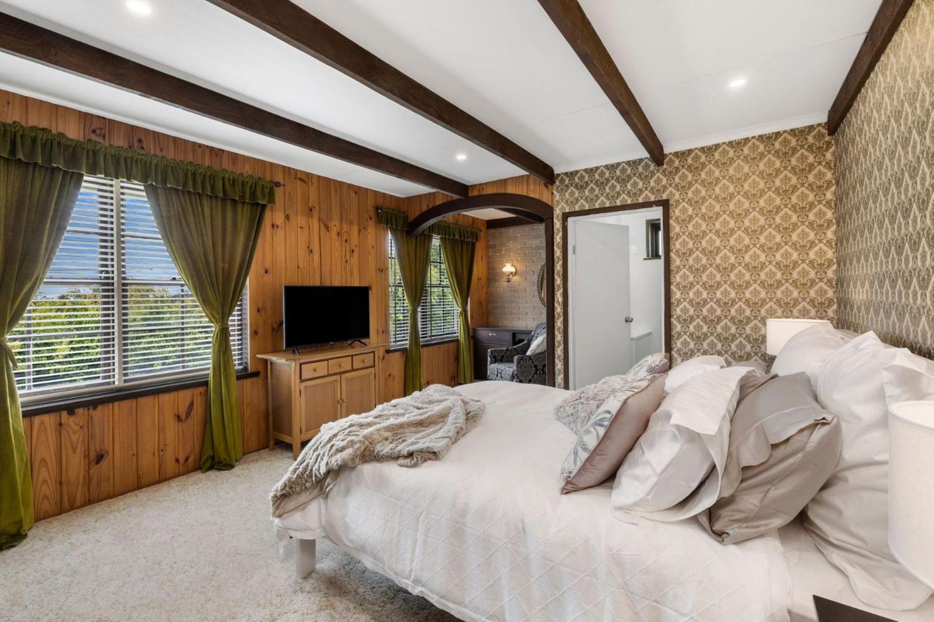 Three-Bedroom House photo 2