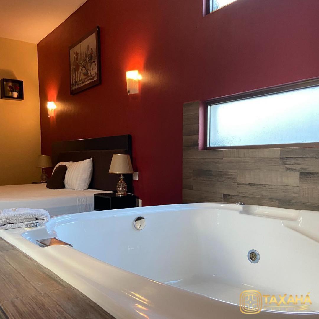 Queen Suite with Spa Bath photo 3