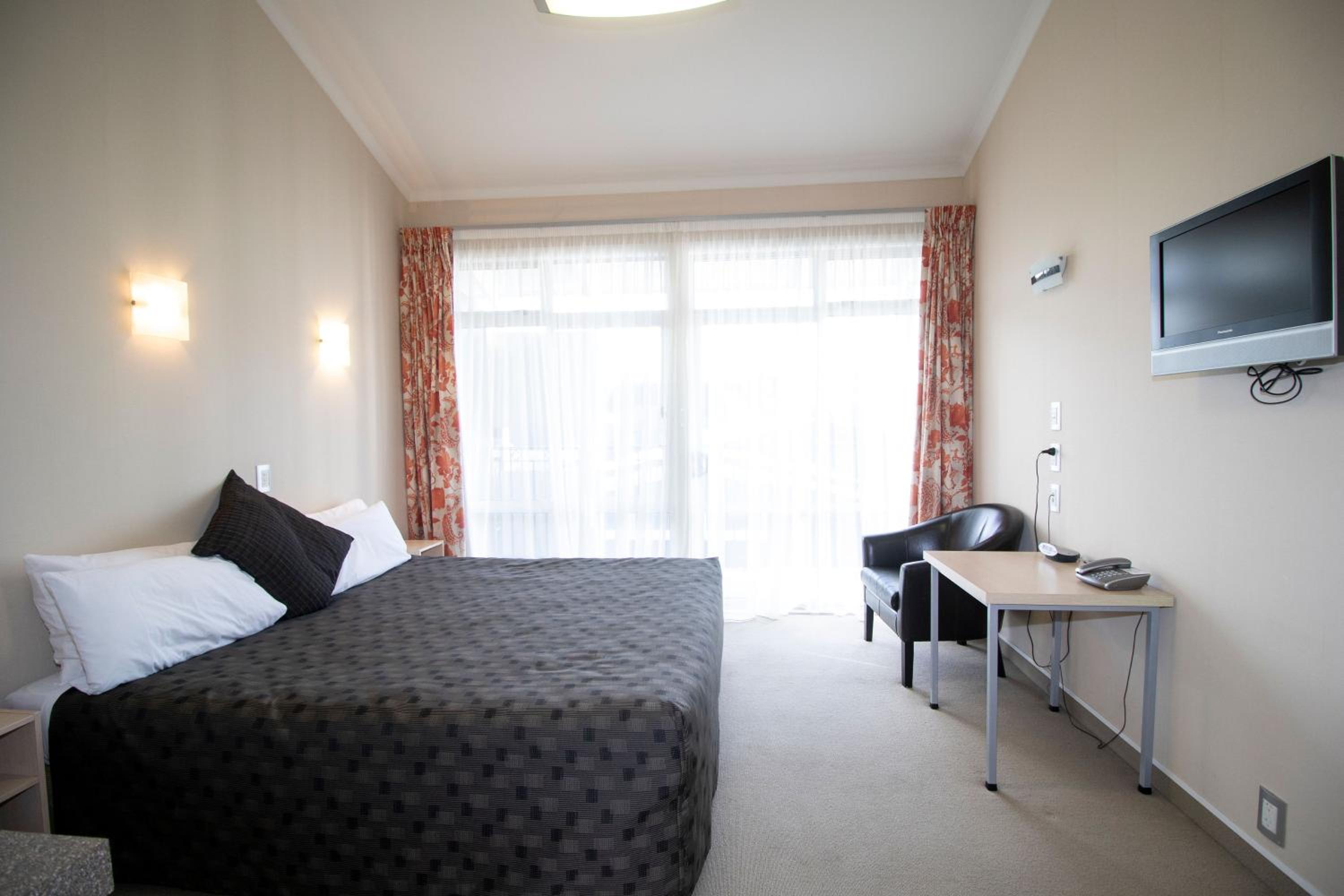 Apartment with Balcony - Photo 5