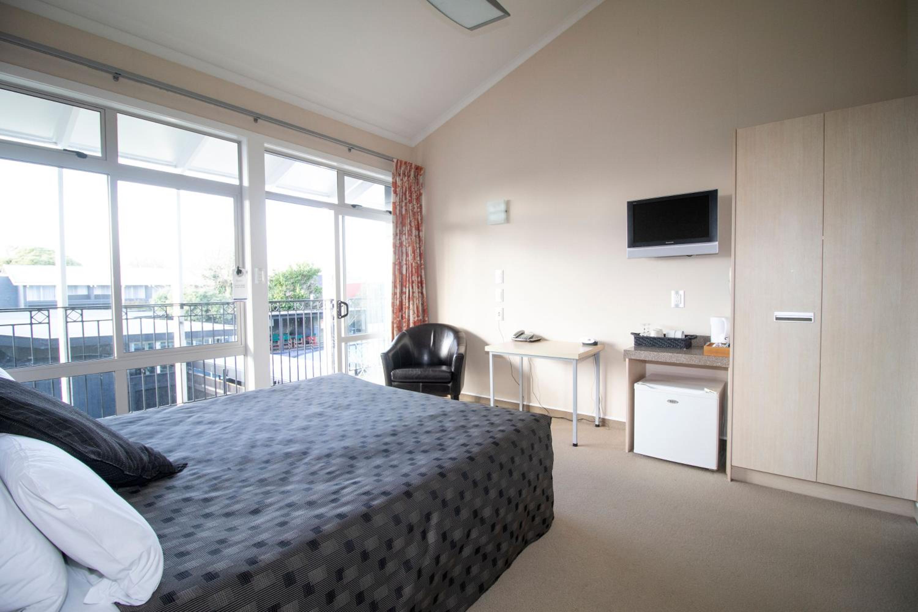 Apartment with Balcony - Photo 6