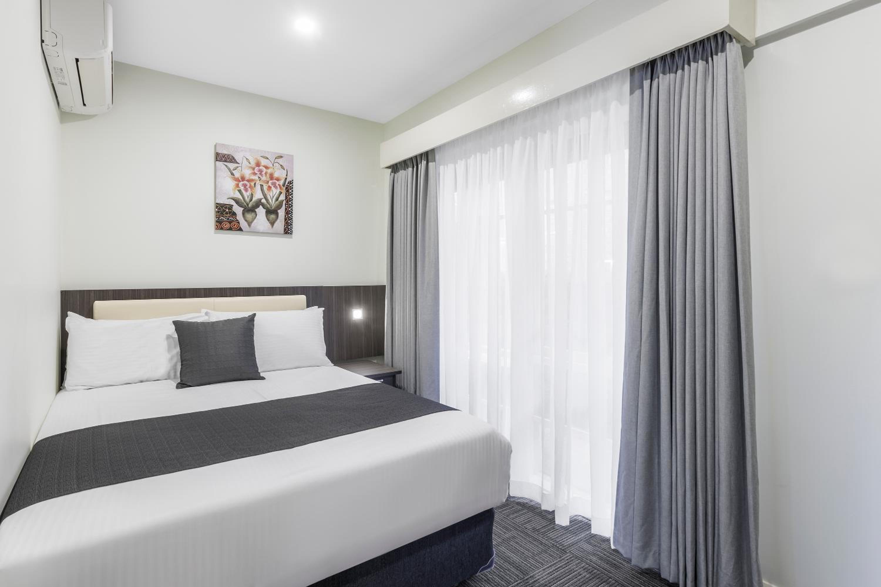 Efficiency Room with One Queen Bed, One Double Bed, One Single Bed- Nonsmoking - Photo 2