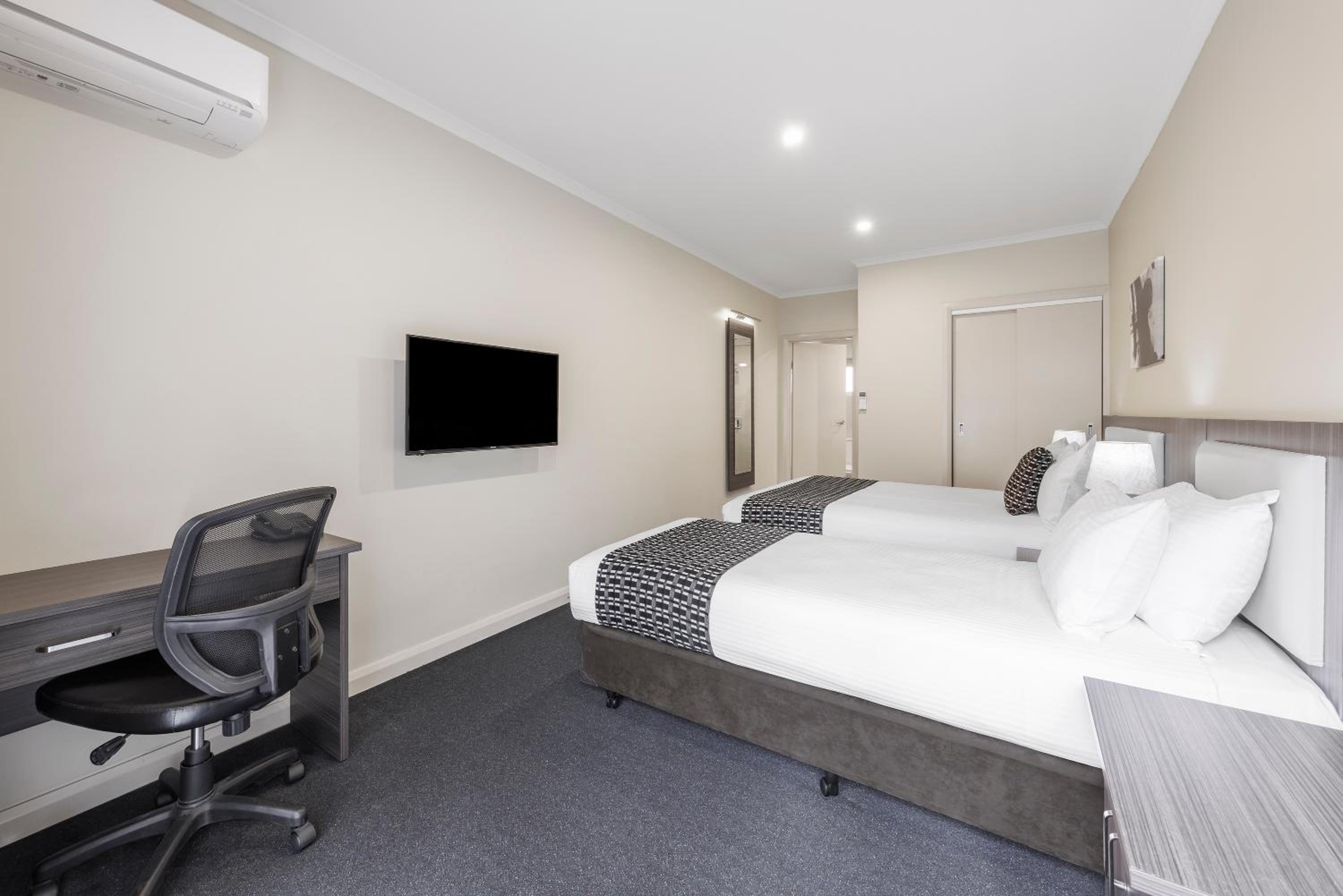 Twin Room - Photo 3
