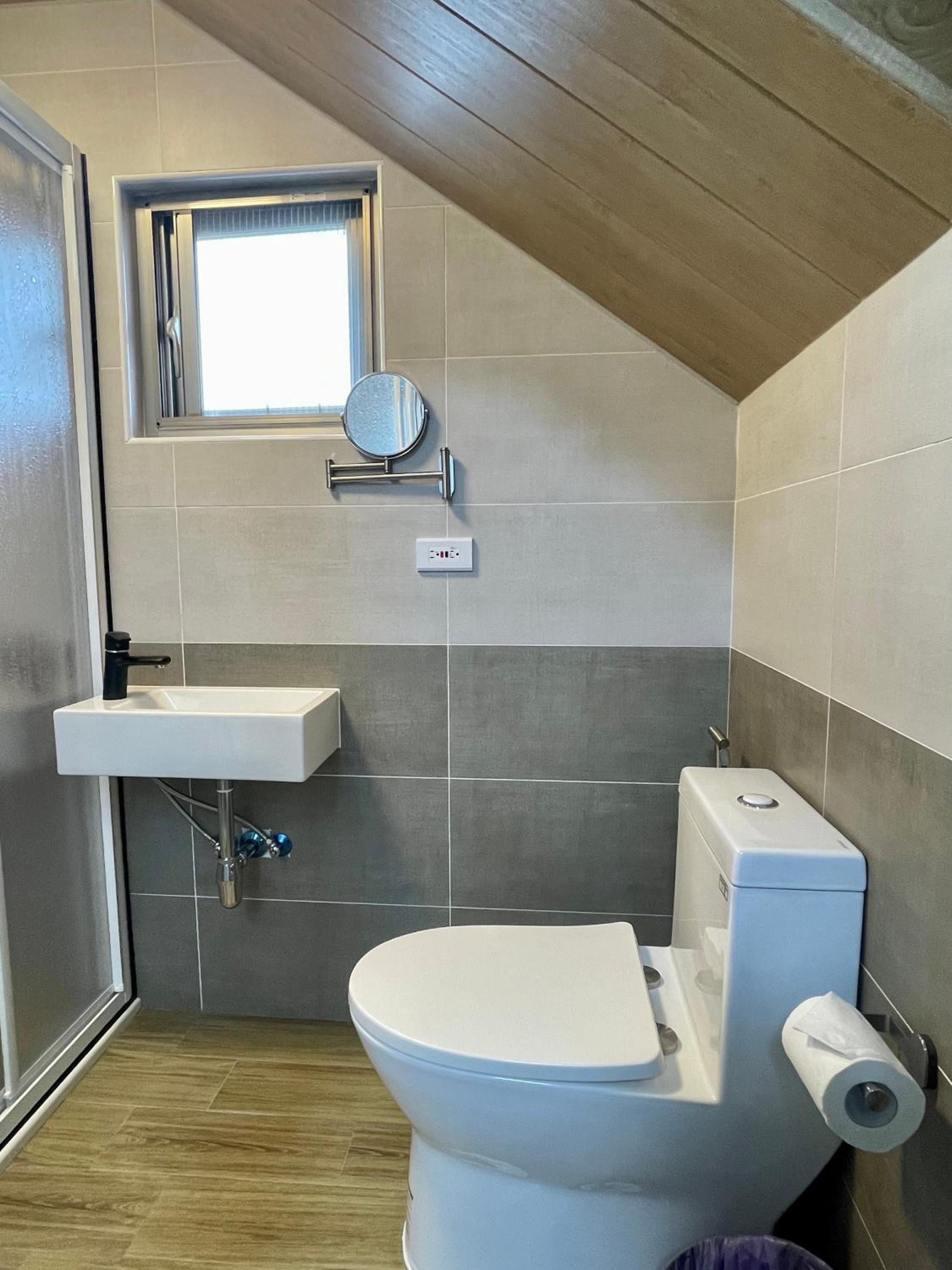 Twin Room with Private Bathroom photo 2