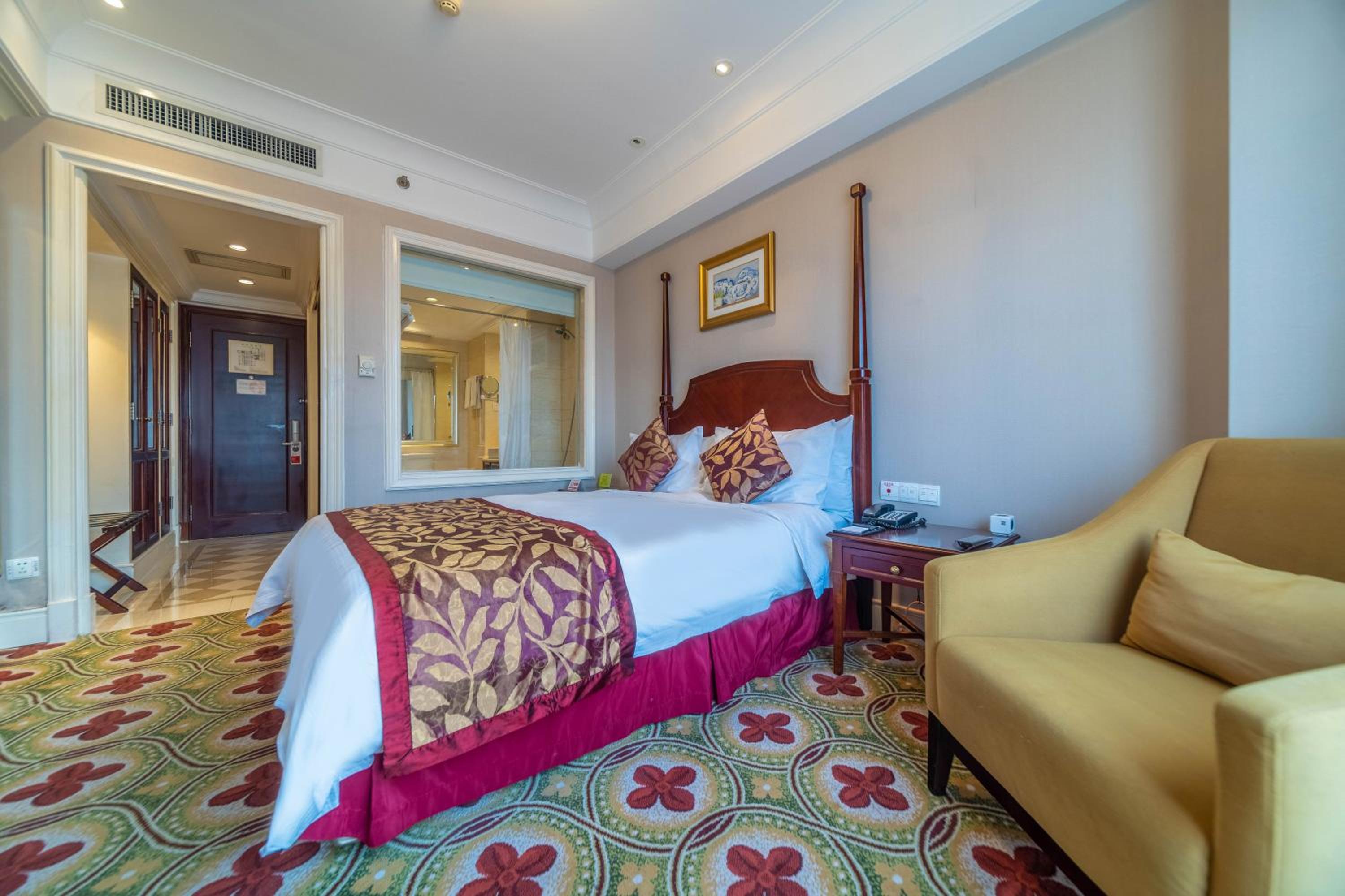 Deluxe Queen Room - Non-Smoking - Photo 1