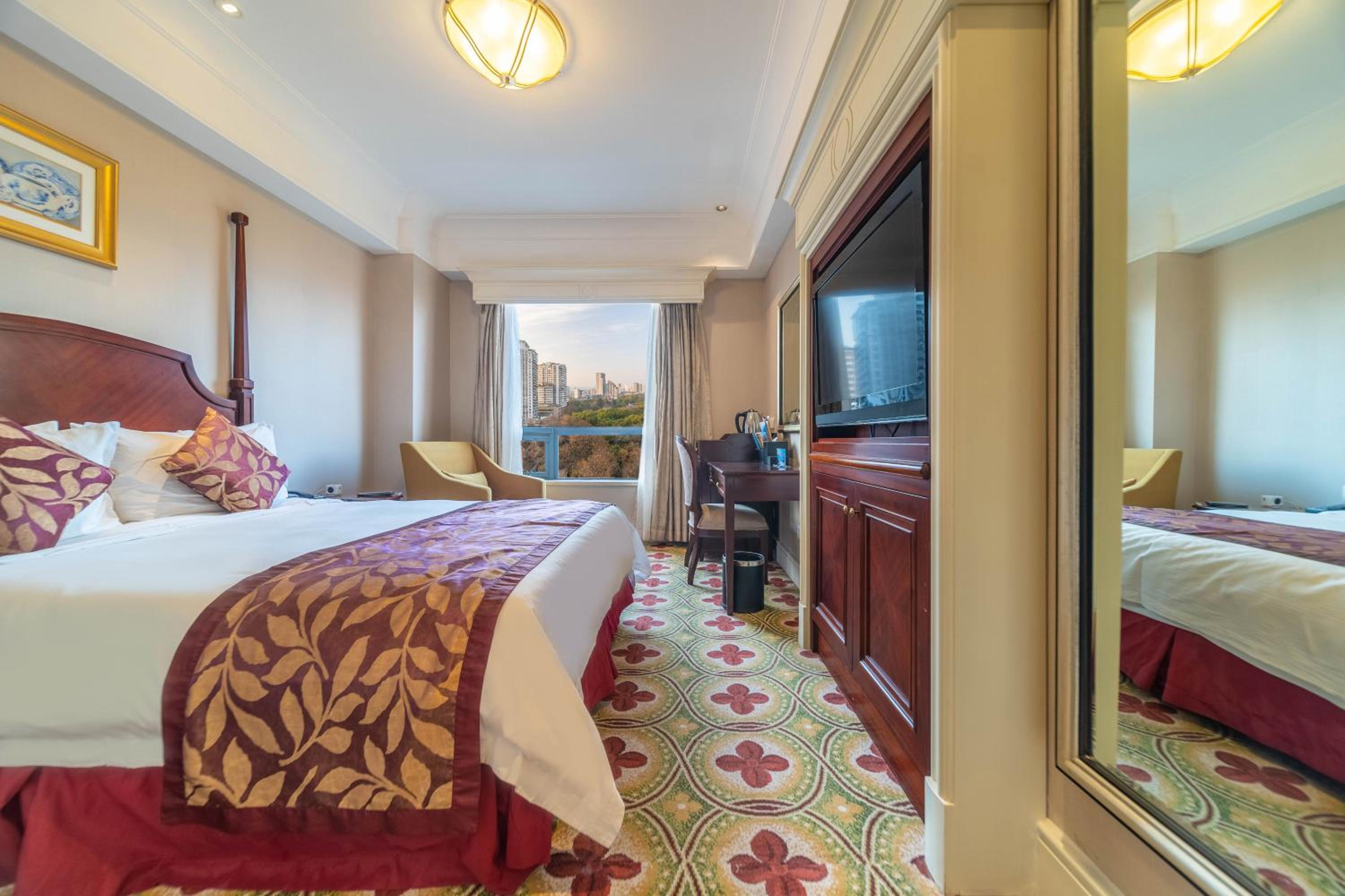 Deluxe Queen Room - Non-Smoking - Photo 3