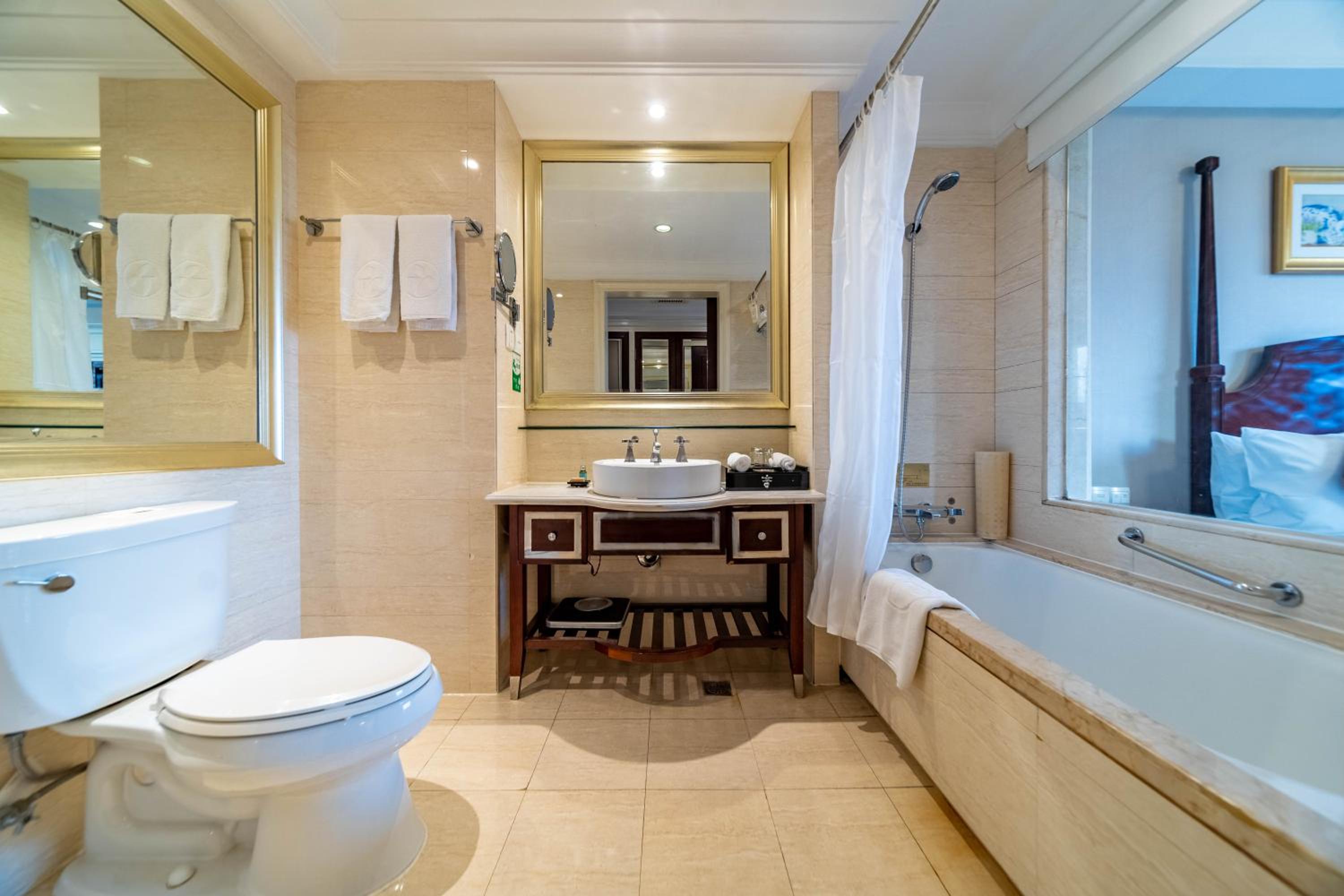 Deluxe Queen Room - Non-Smoking - Photo 2