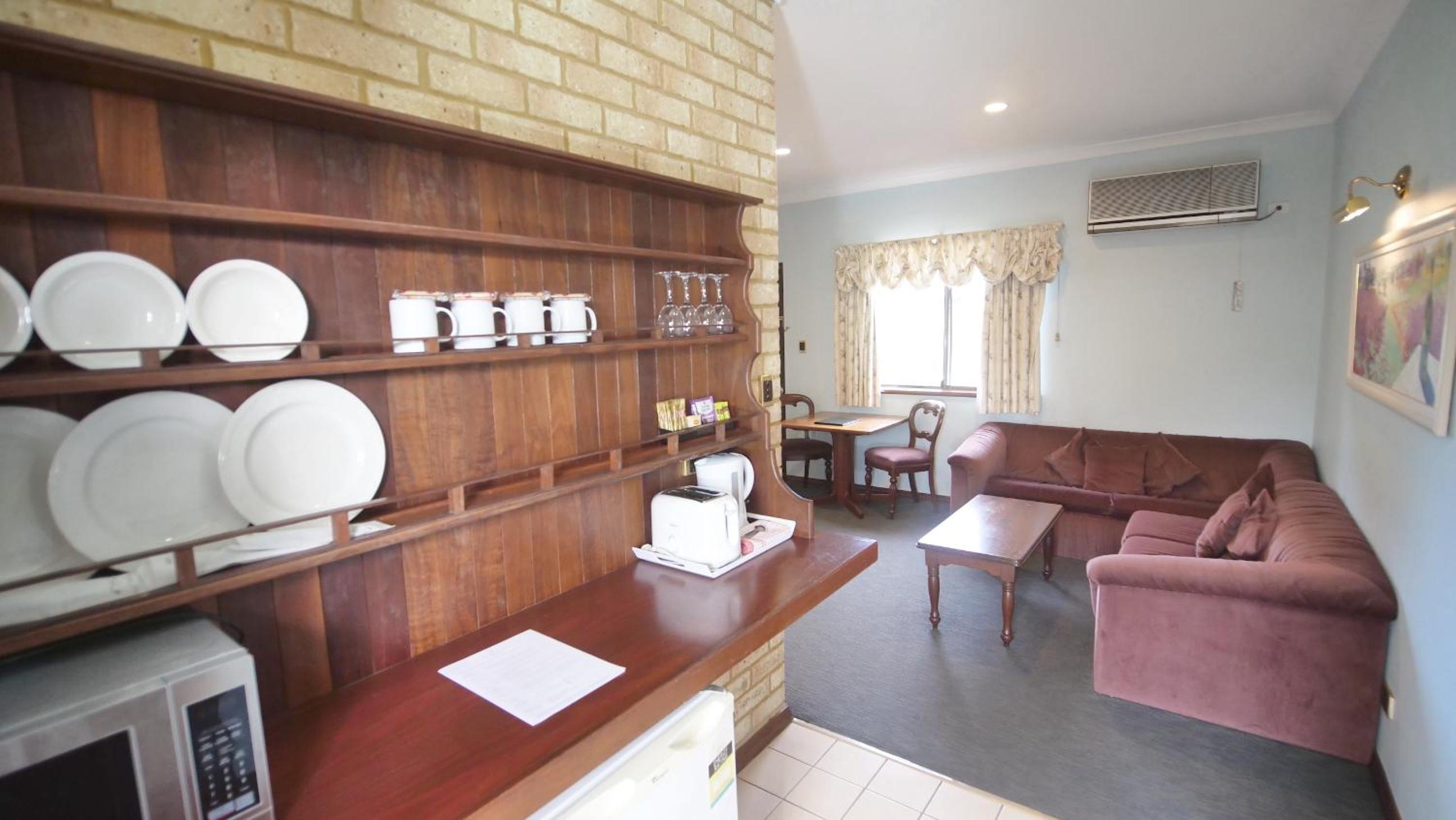 Queen Room with Two Single Beds 