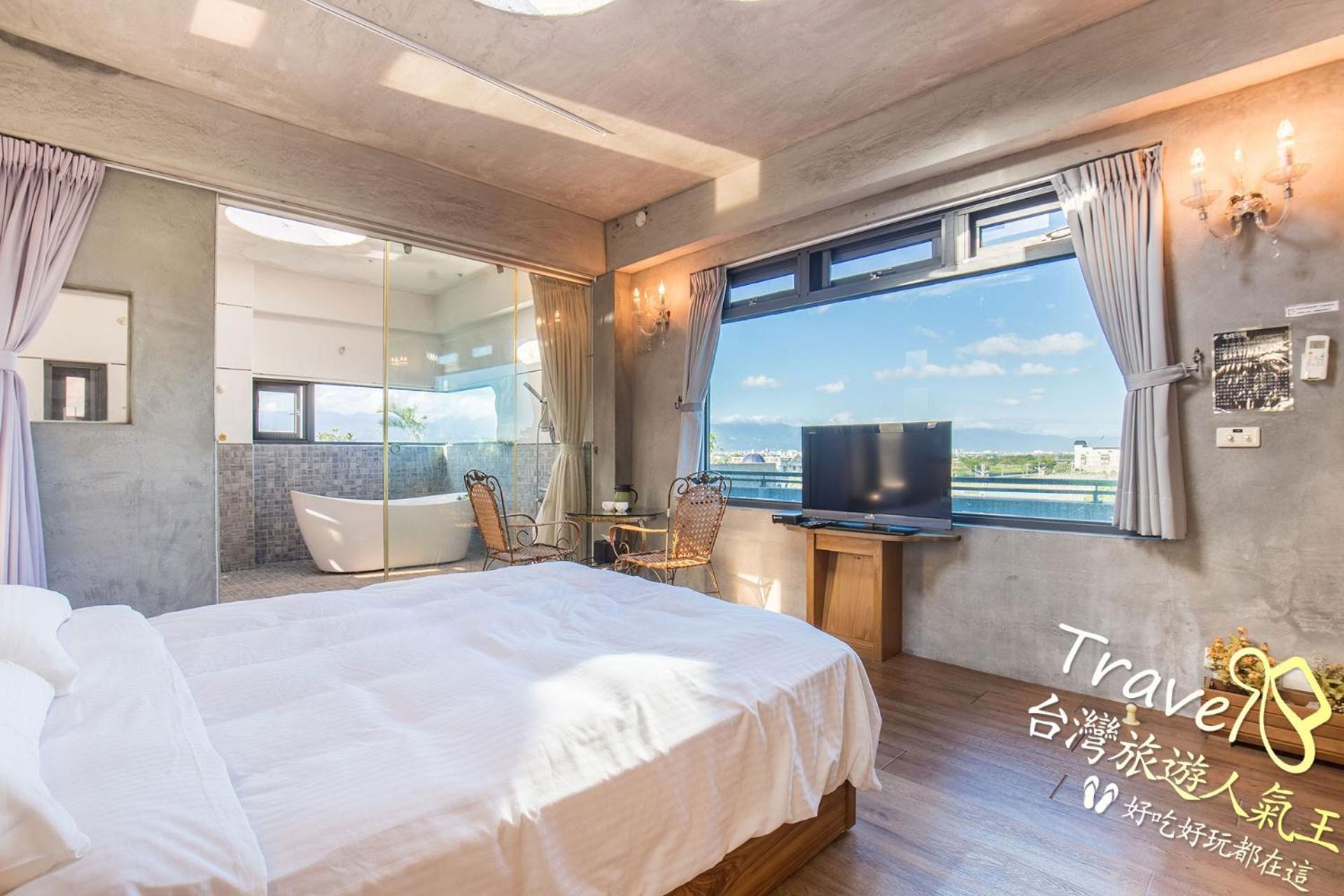 Four-Person Hot Spring Room