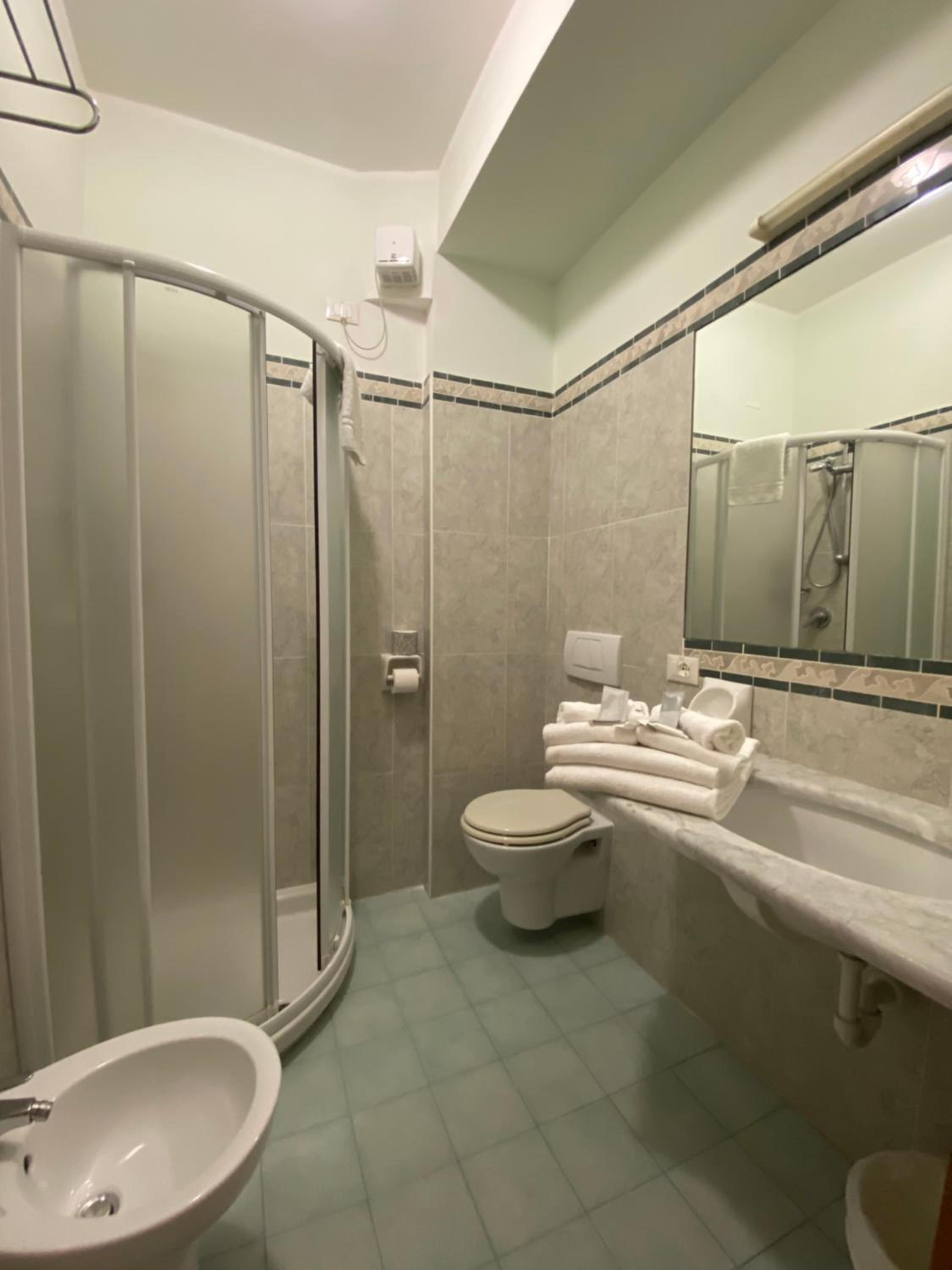 Standard Double or Twin Room with Balcony - Photo 8