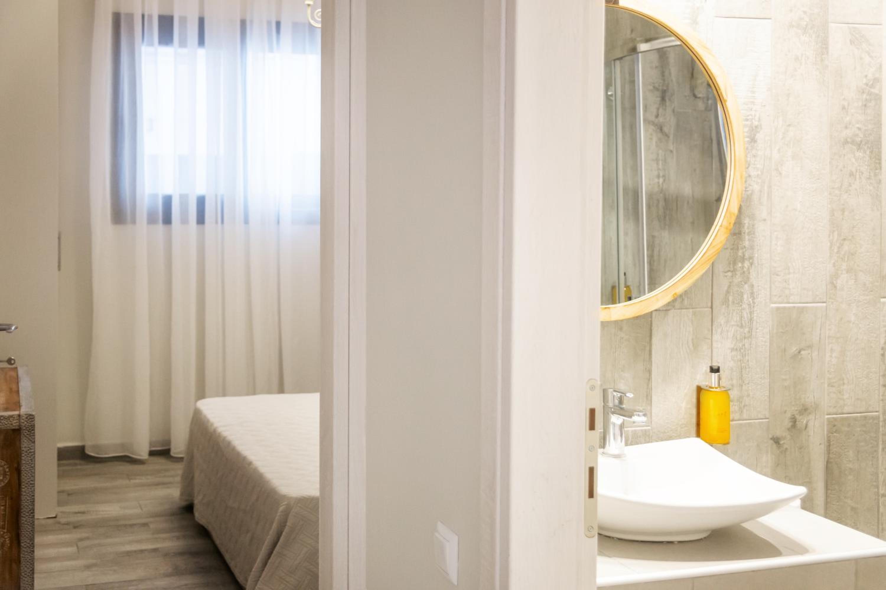 One-Bedroom Apartment with Street View photo 2
