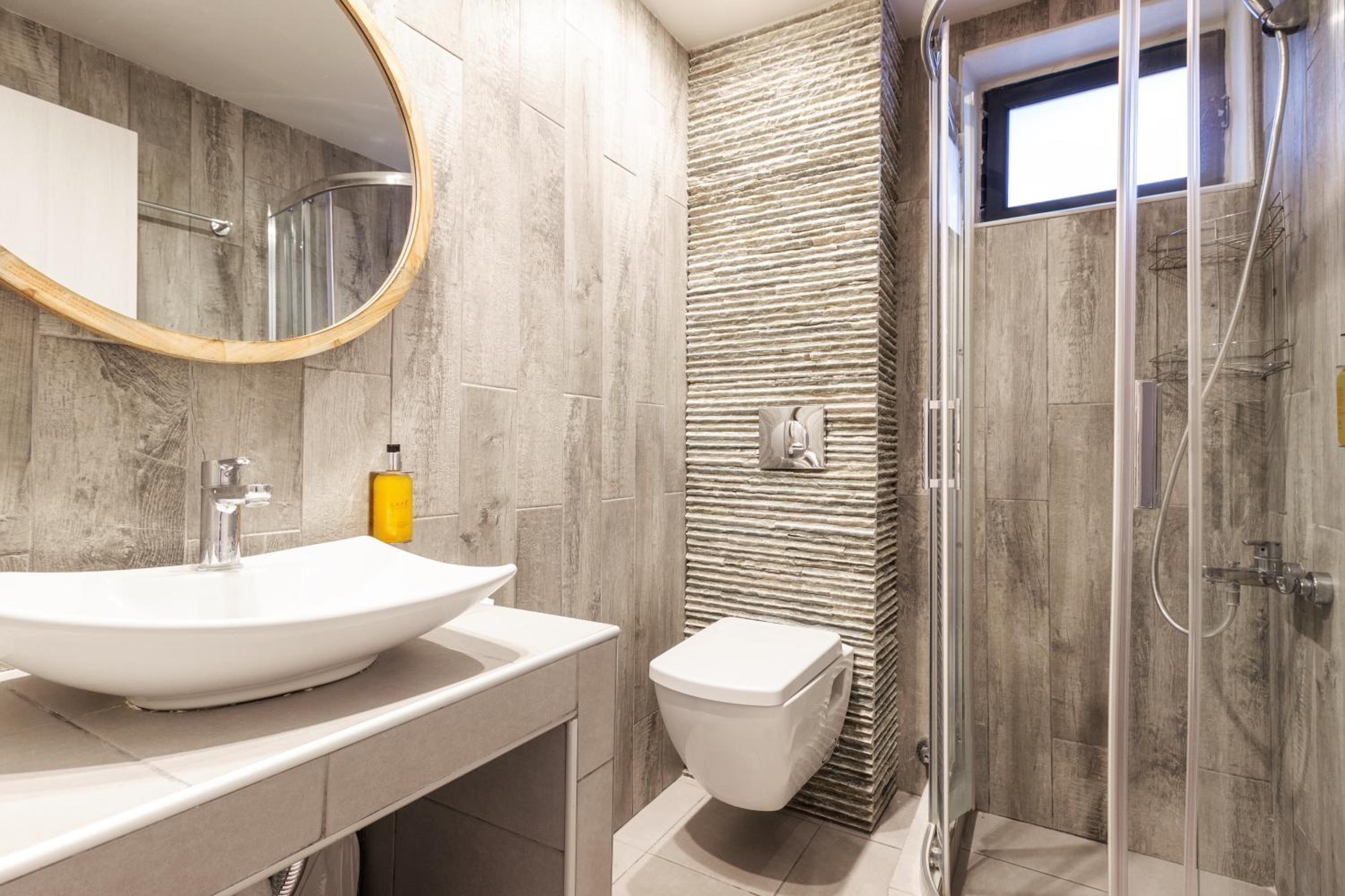 One-Bedroom Apartment with Street View photo 3