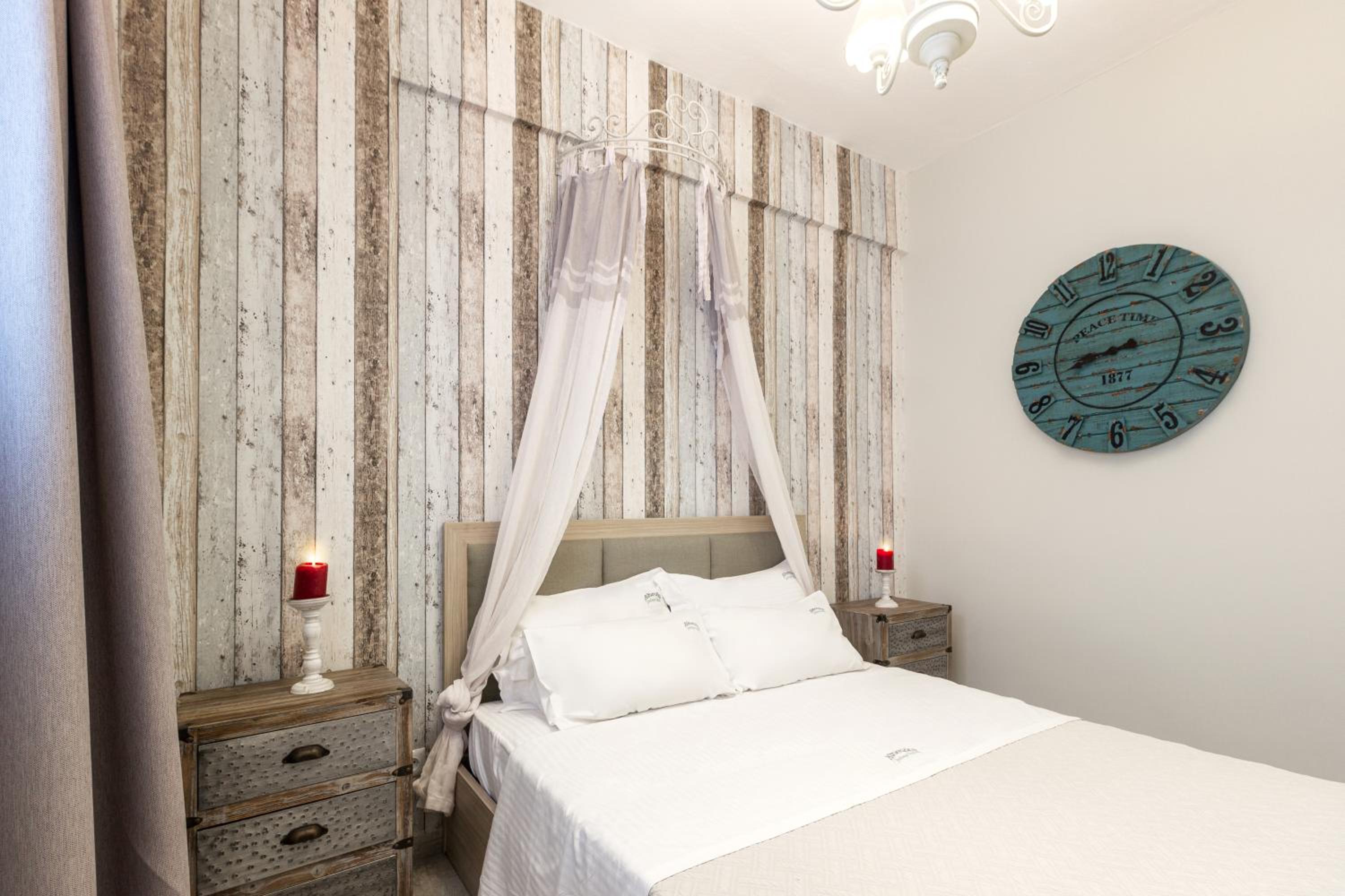 One-Bedroom Apartment with Street View photo 1