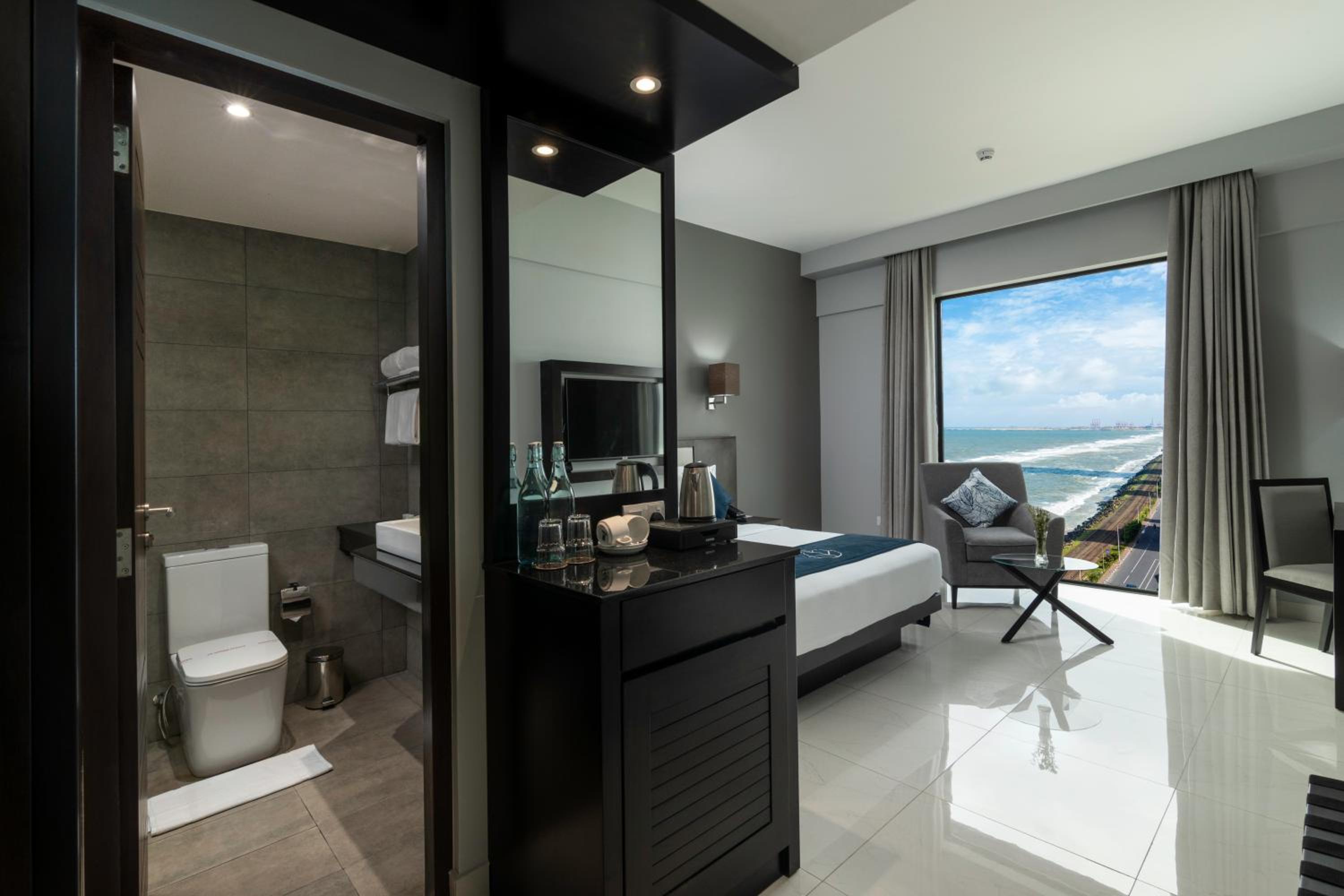 Deluxe Queen Room Partial Sea View