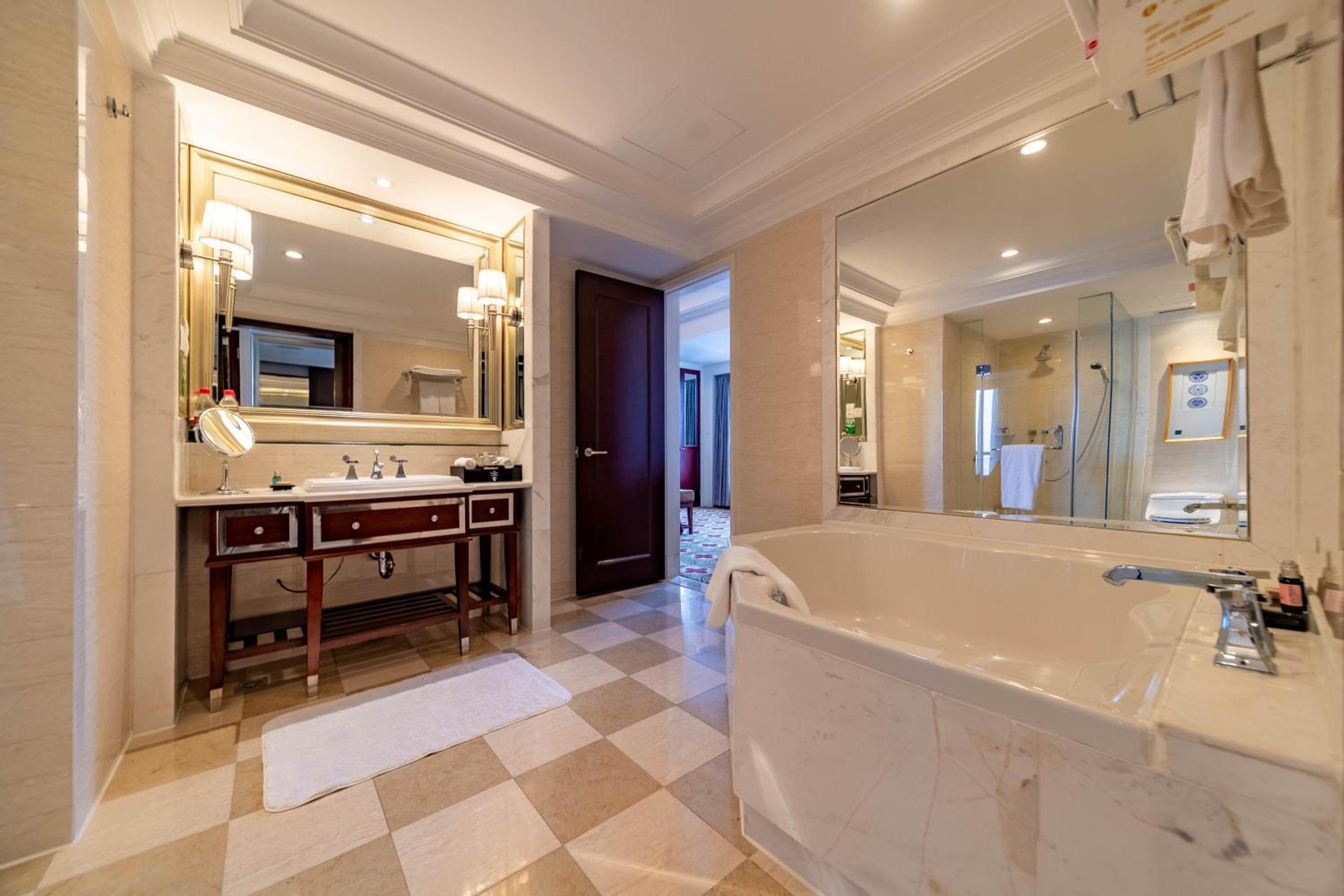 Executive King Suite - Non-Smoking - Photo 1