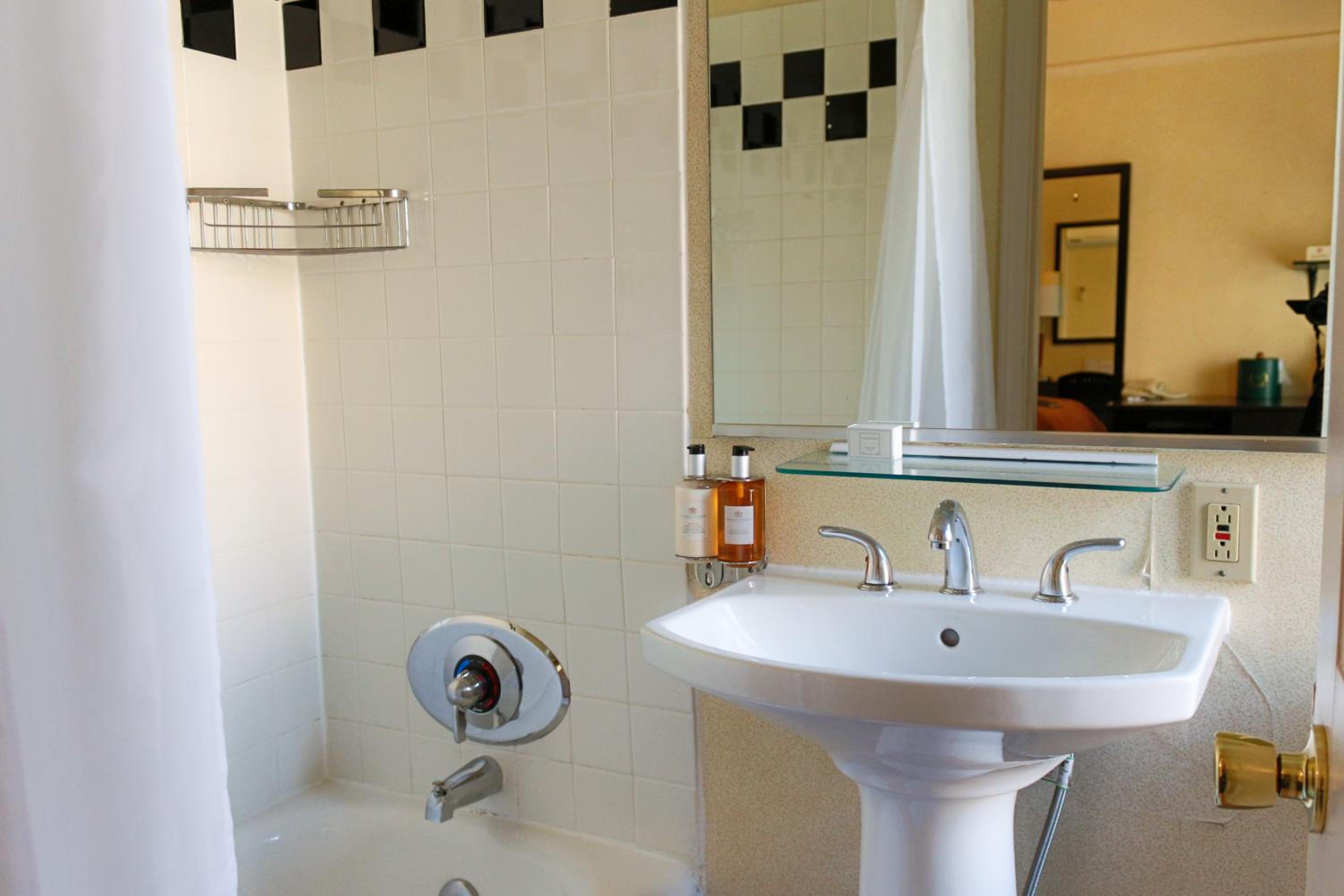 Deluxe Queen Room with Two Queen Beds - Photo 3