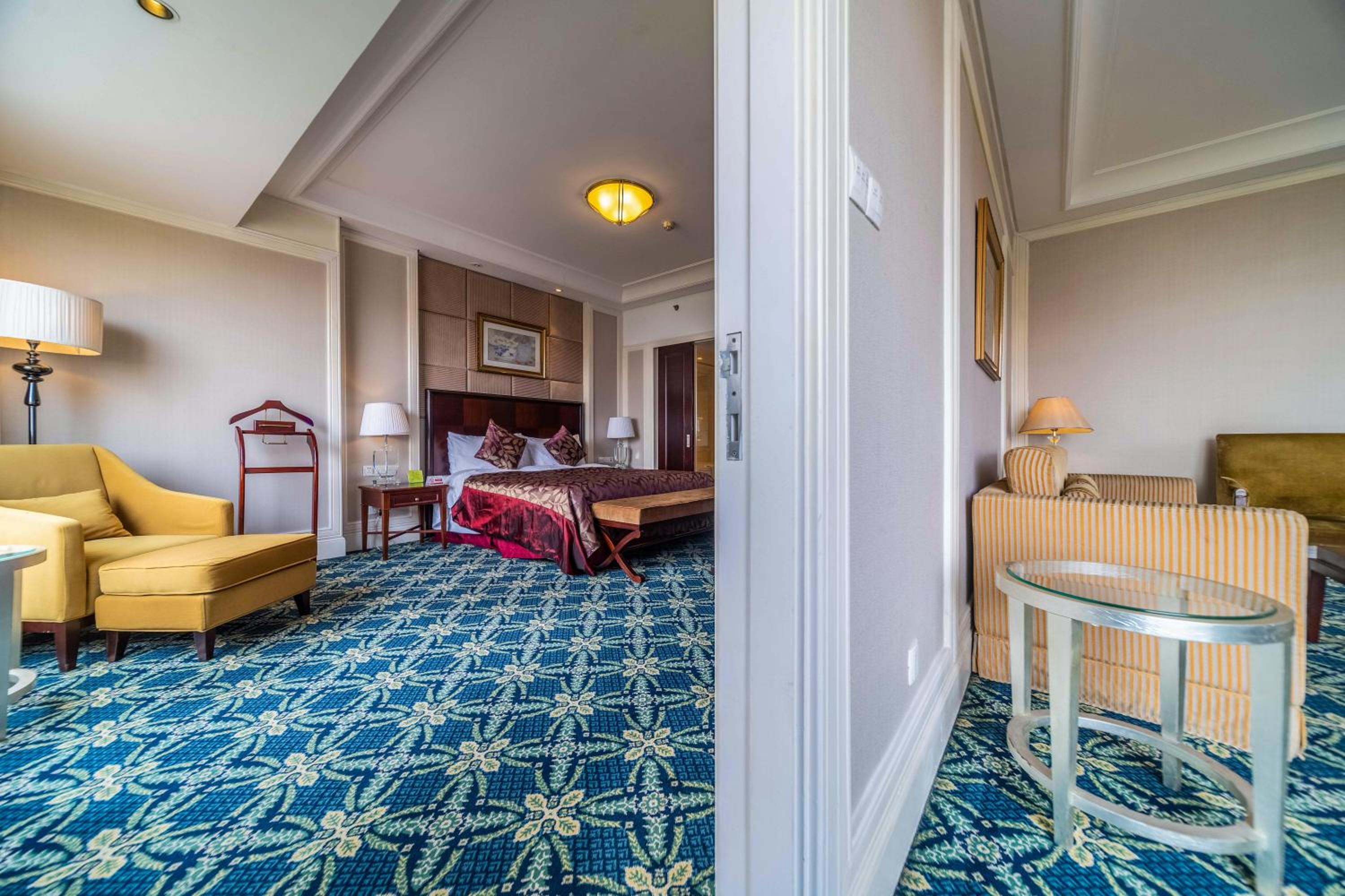 Superior King Deluxe Suite - Non-Smoking - Photo 5