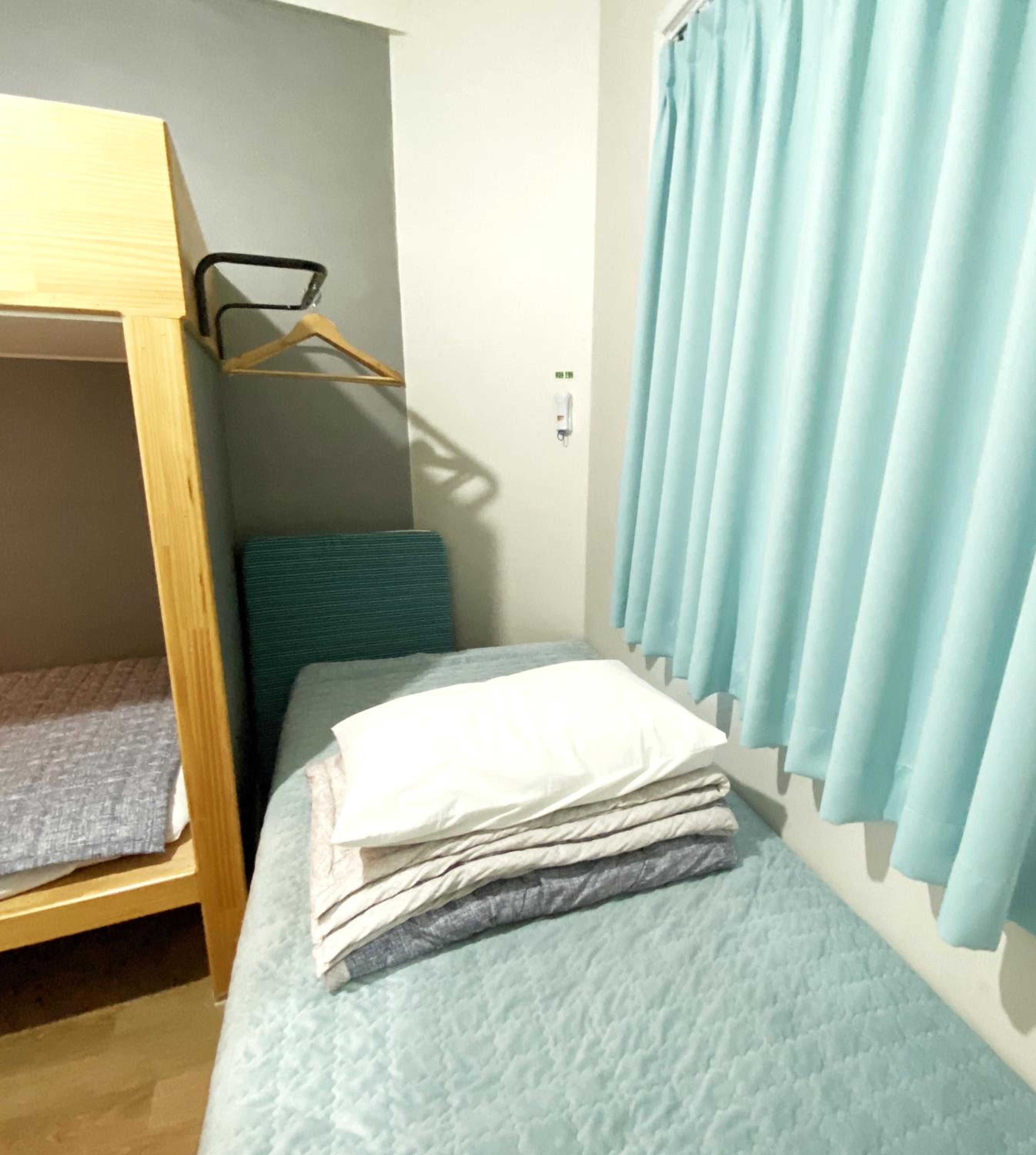 Economy Triple Room - Photo 9