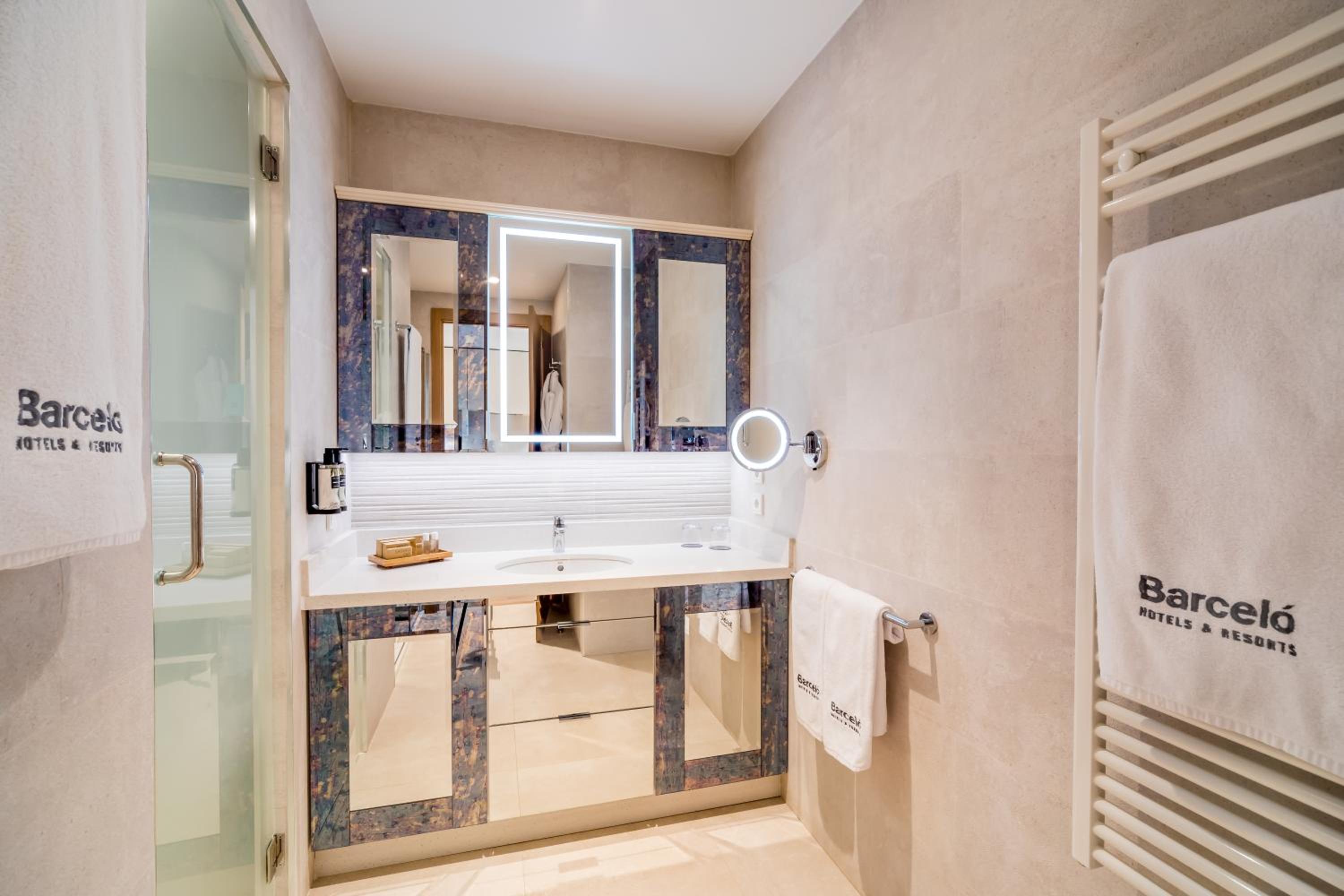 Deluxe Junior Suite - Photo 2