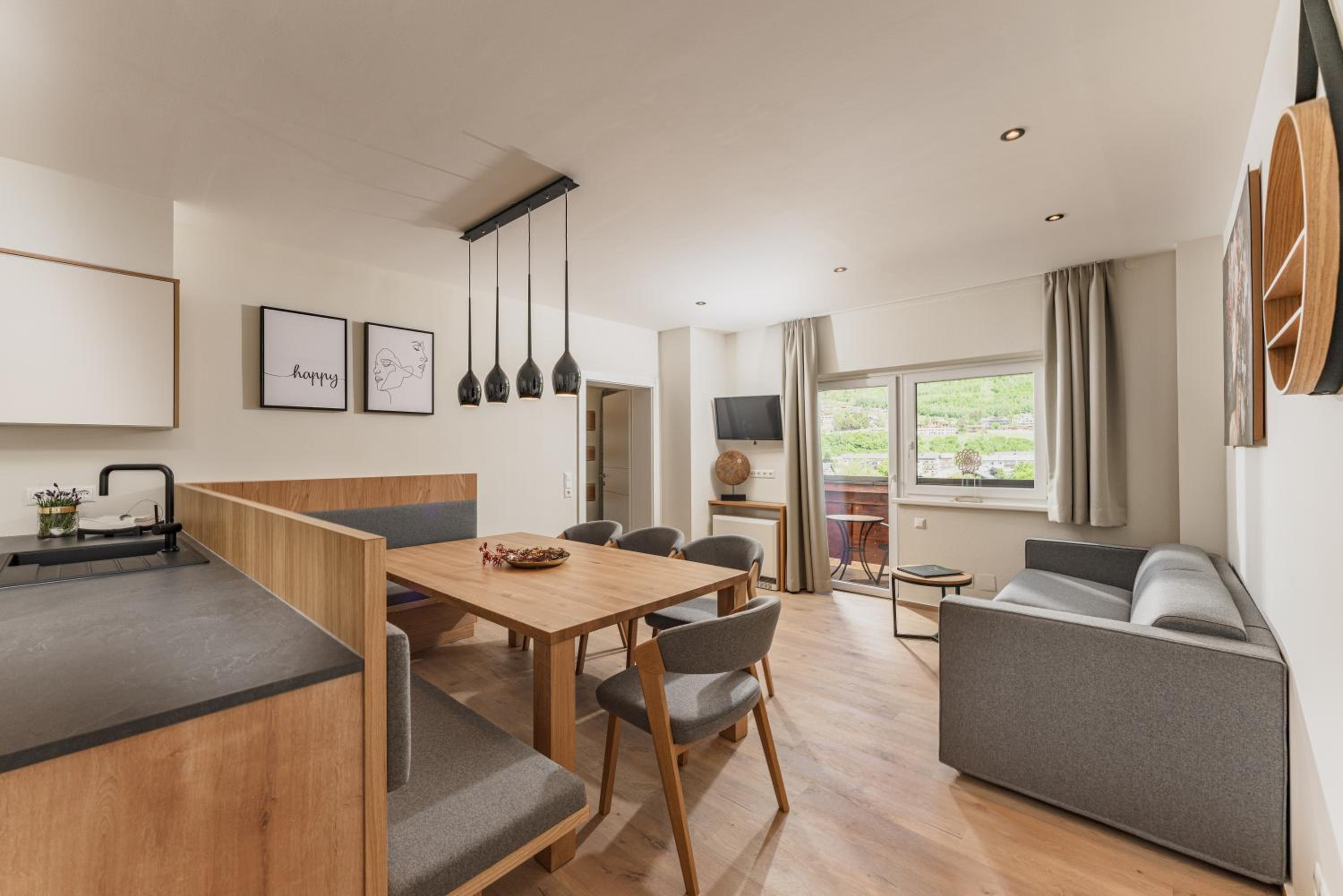 Four-Bedroom Apartment with Balcony  photo 1