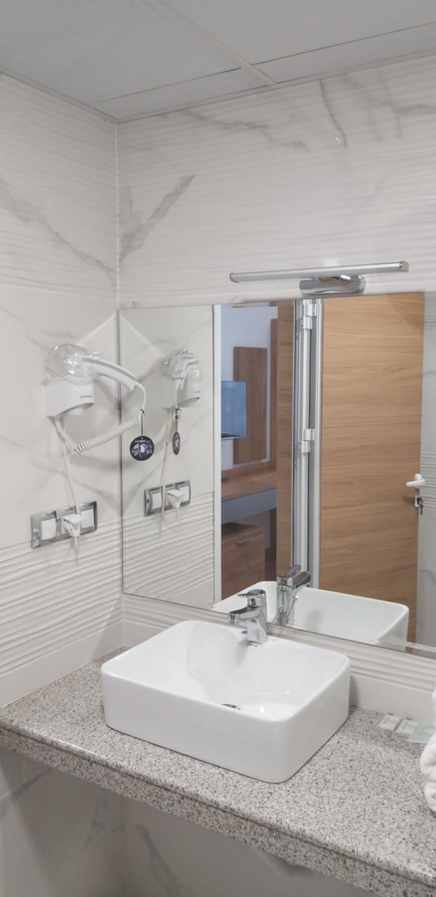 Deluxe Double or Twin Room - Photo 8