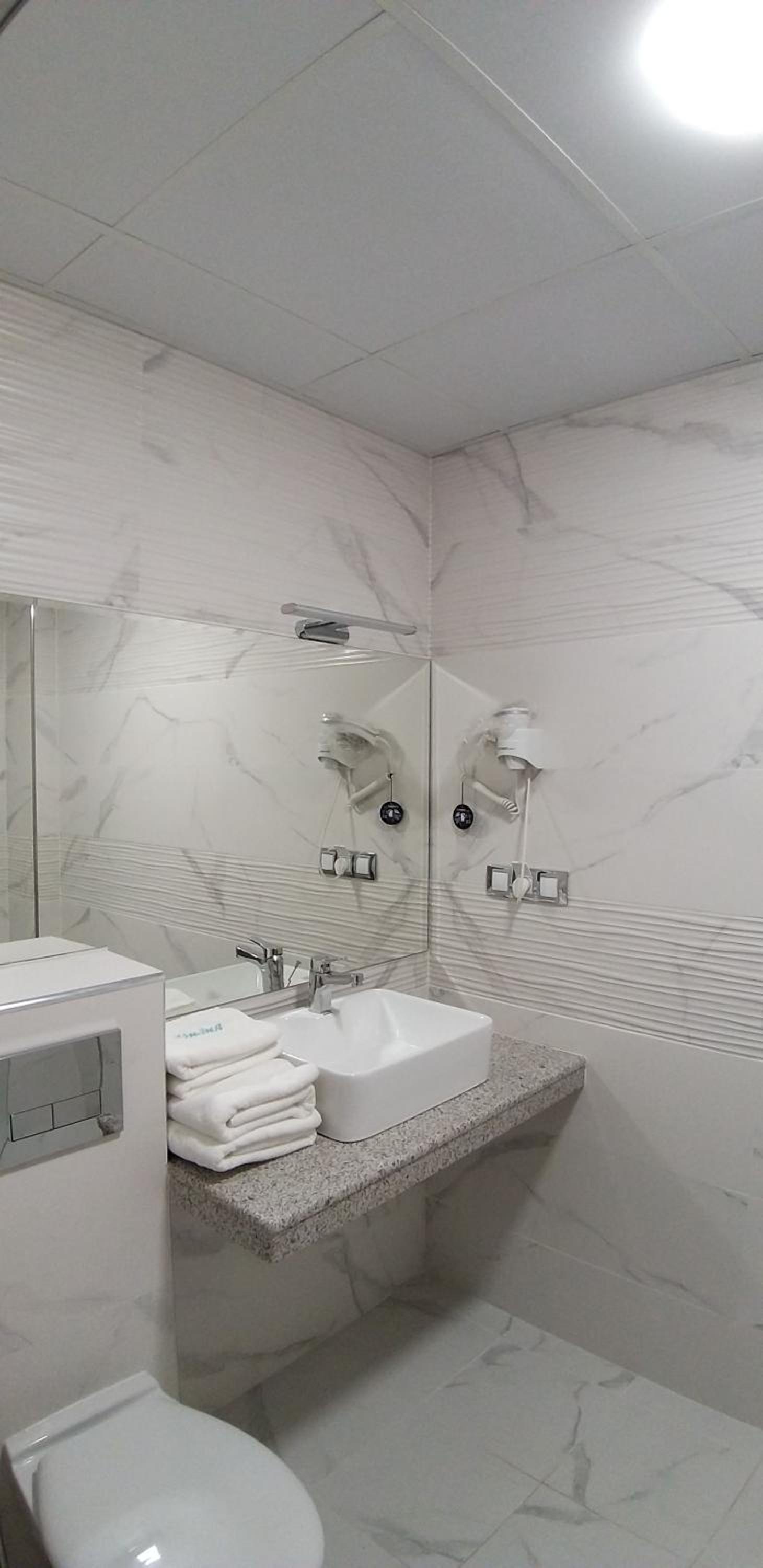 Standard King Room - Photo 5