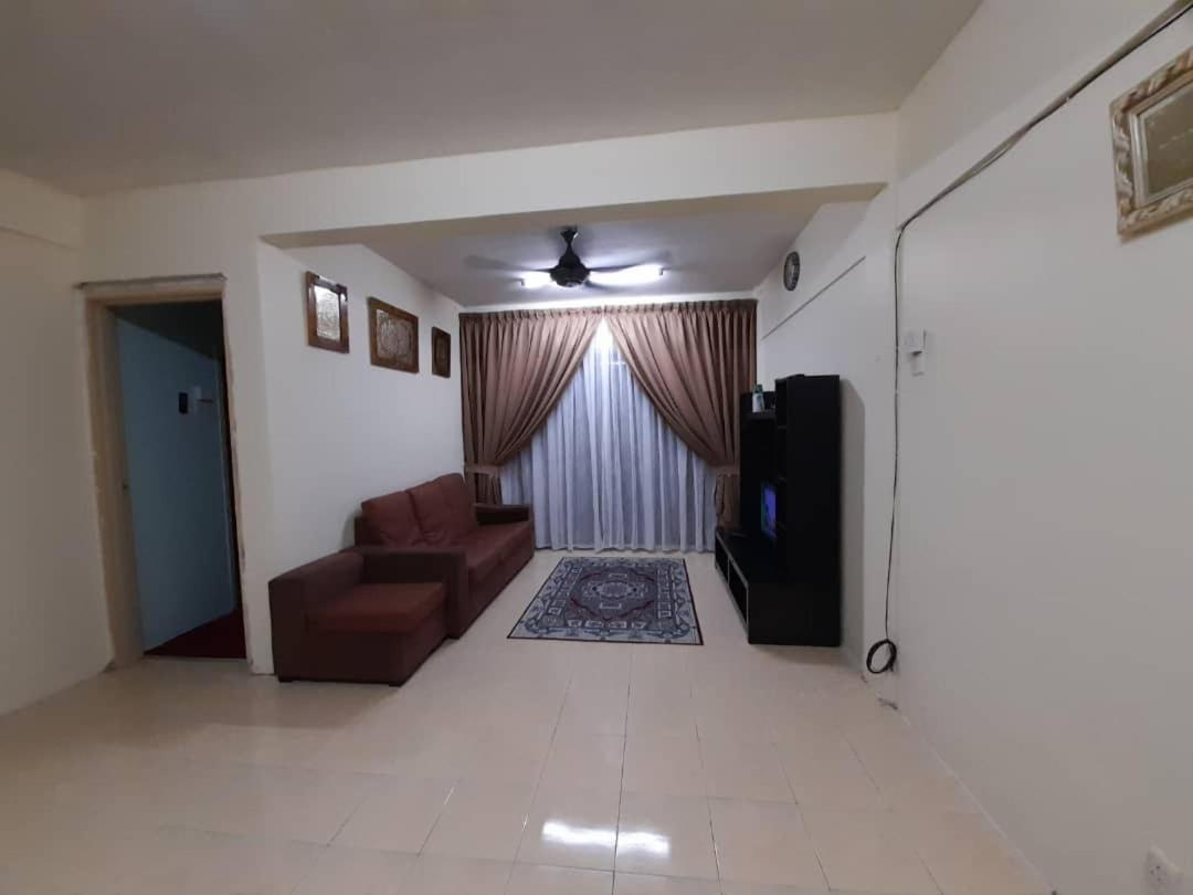 Three-Bedroom Apartment photo 2