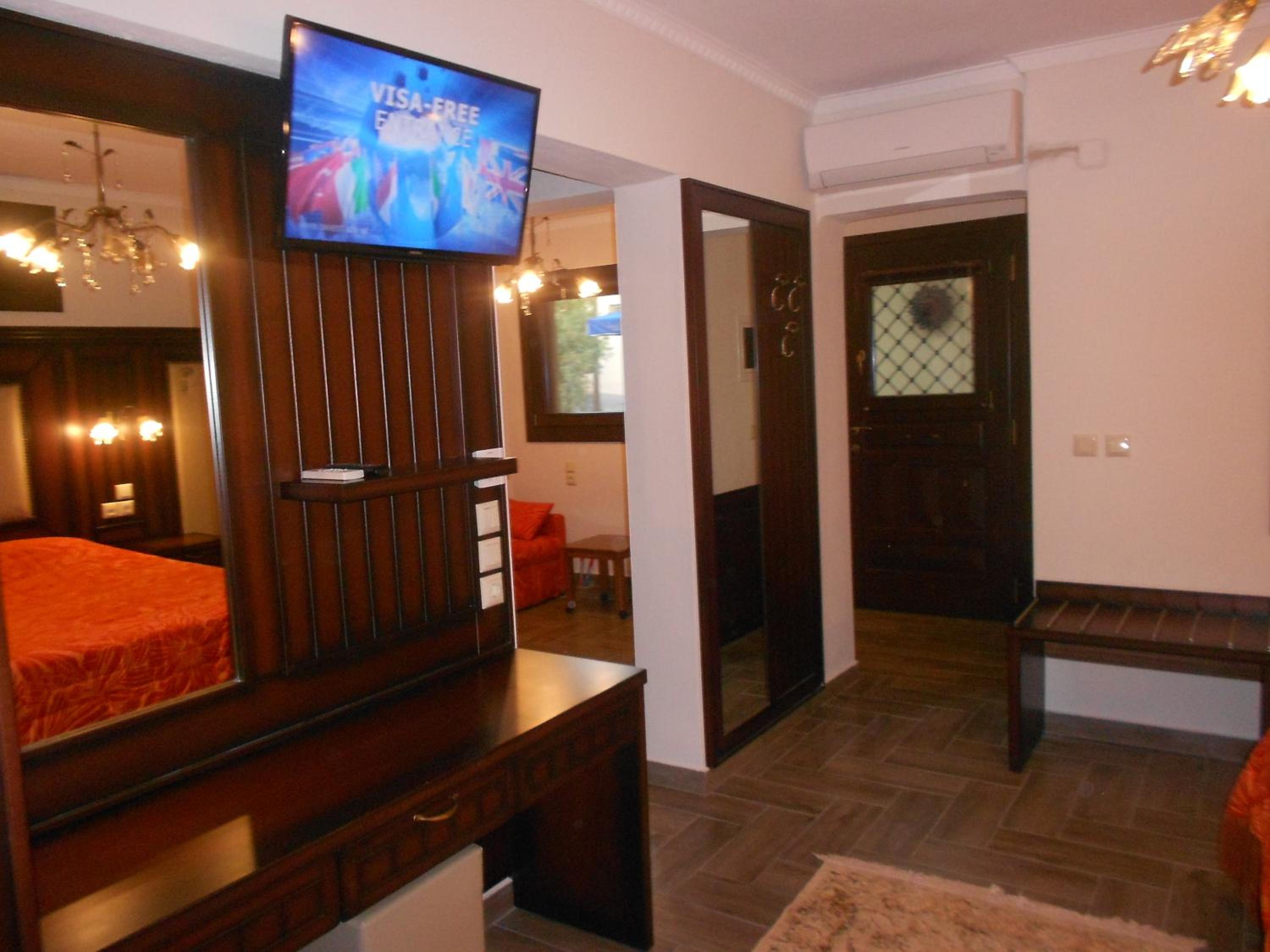 Family Apartment with Terrace and Side Meteora View - Photo 5
