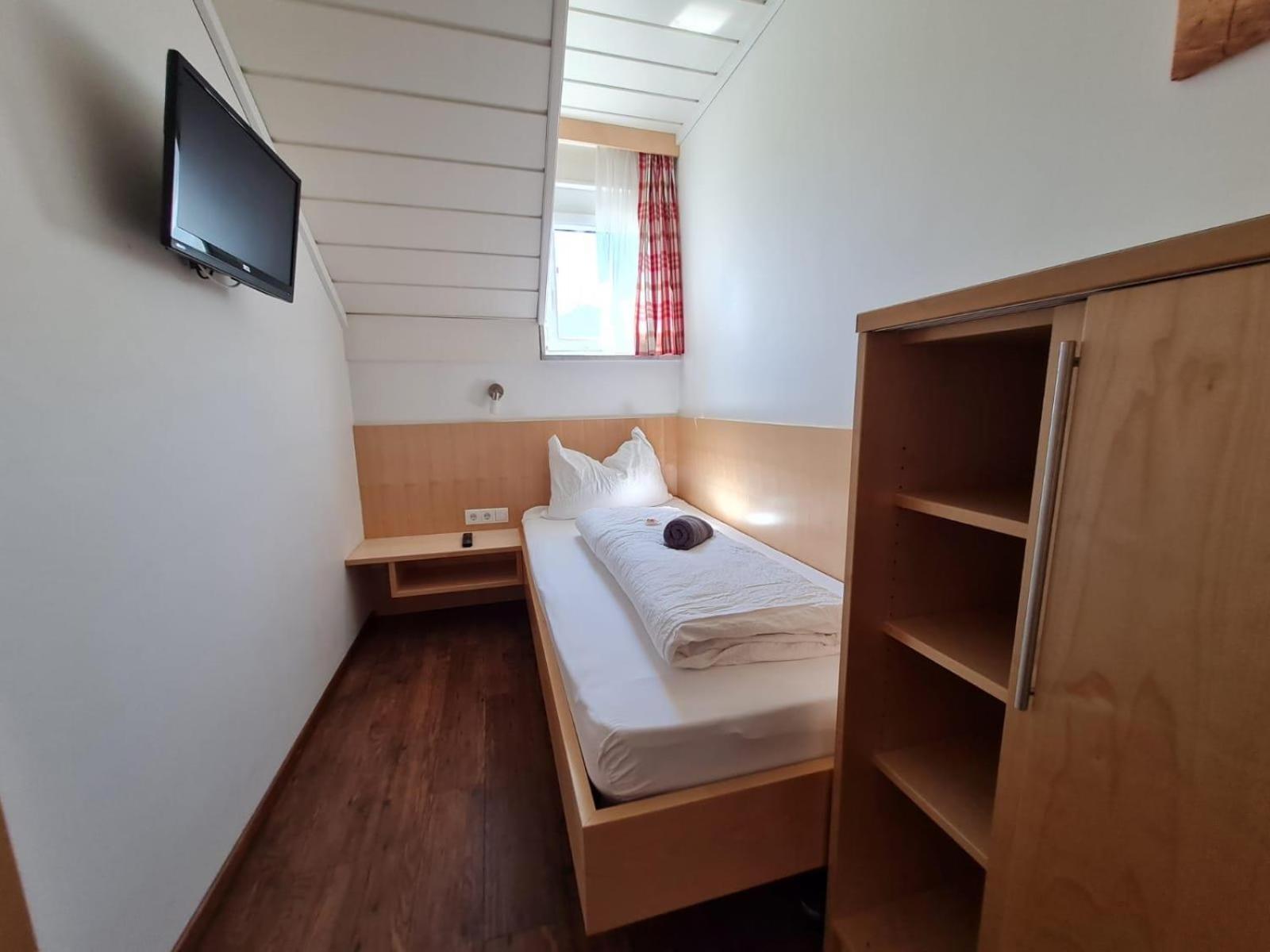 Twin Room with Balcony - Photo 12
