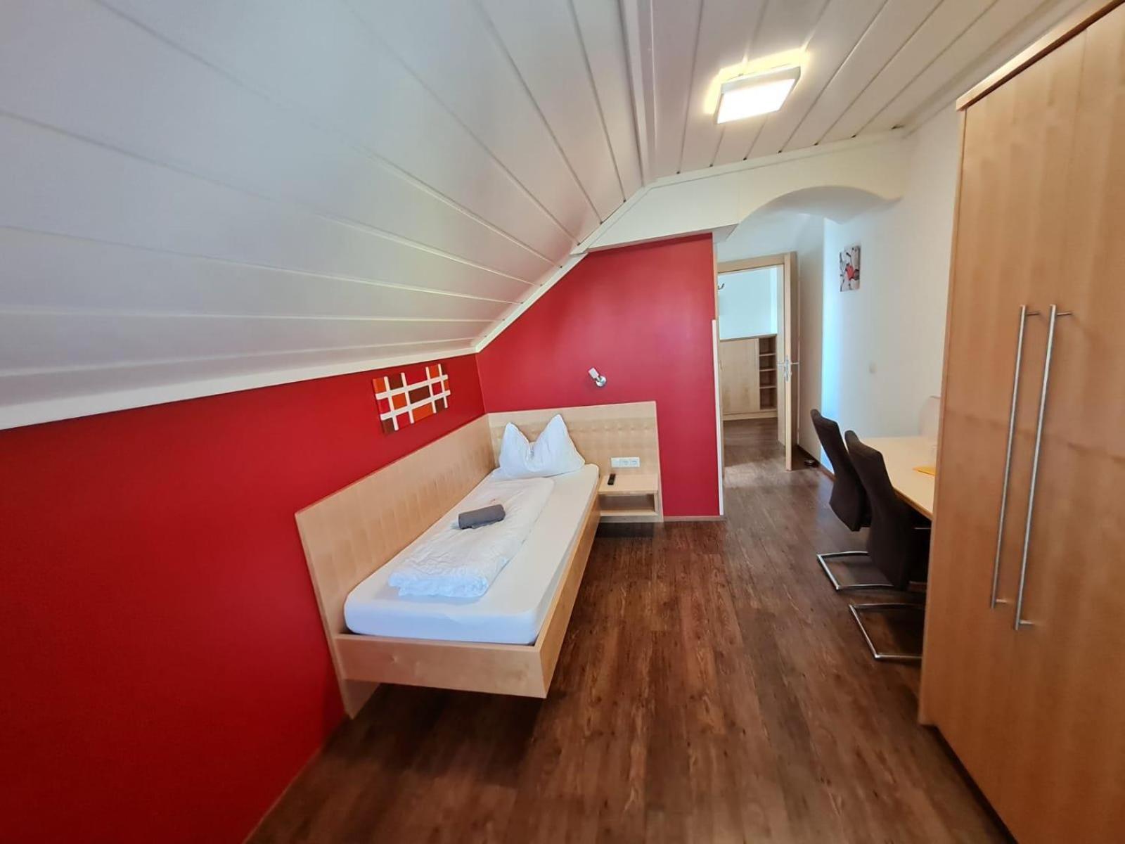 Twin Room with Balcony - Photo 10
