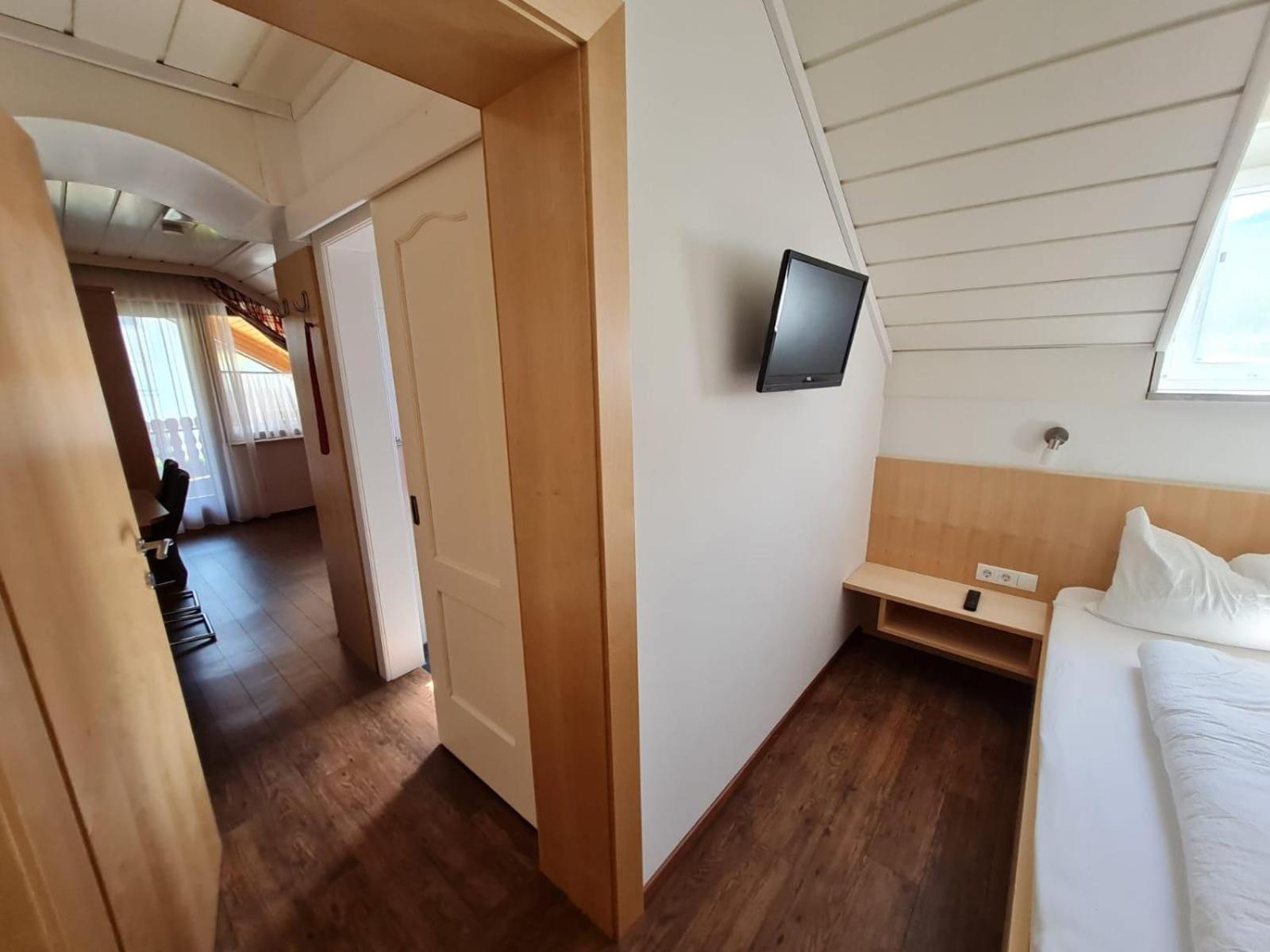 Twin Room with Balcony - Photo 8